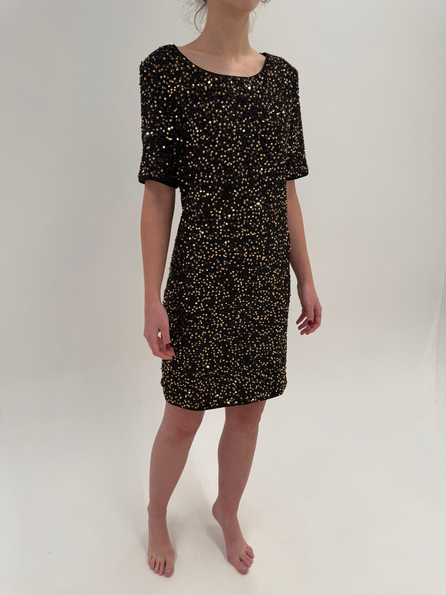 LBD de seară confort cu paiete aurii în croi lejer