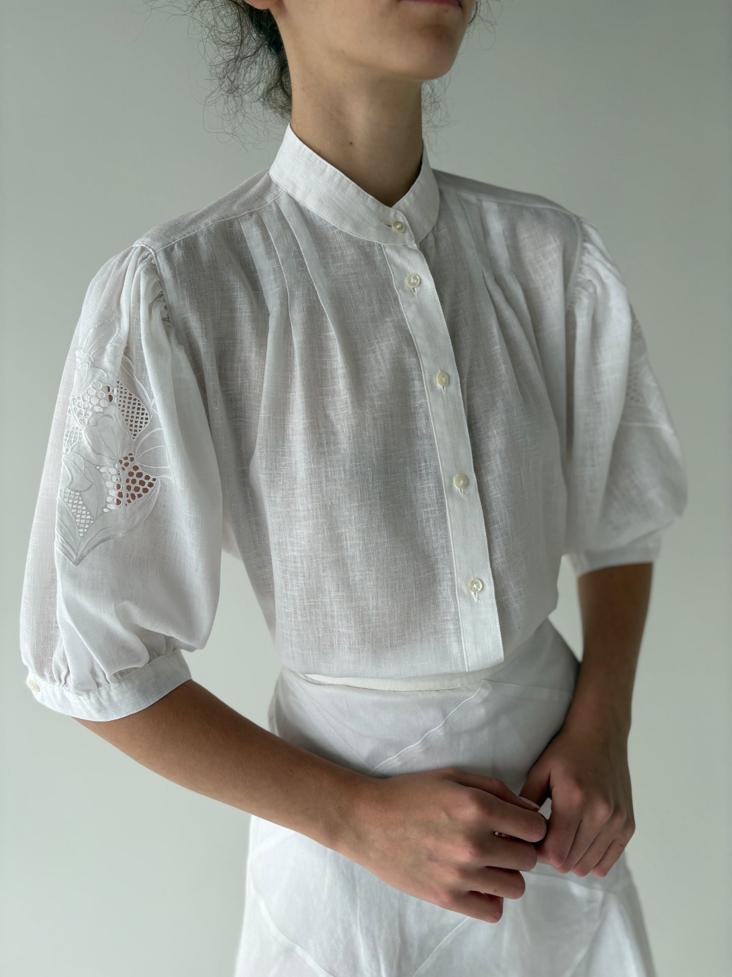 Cămașa vintage excepțională din panzica extrafina cu broderie