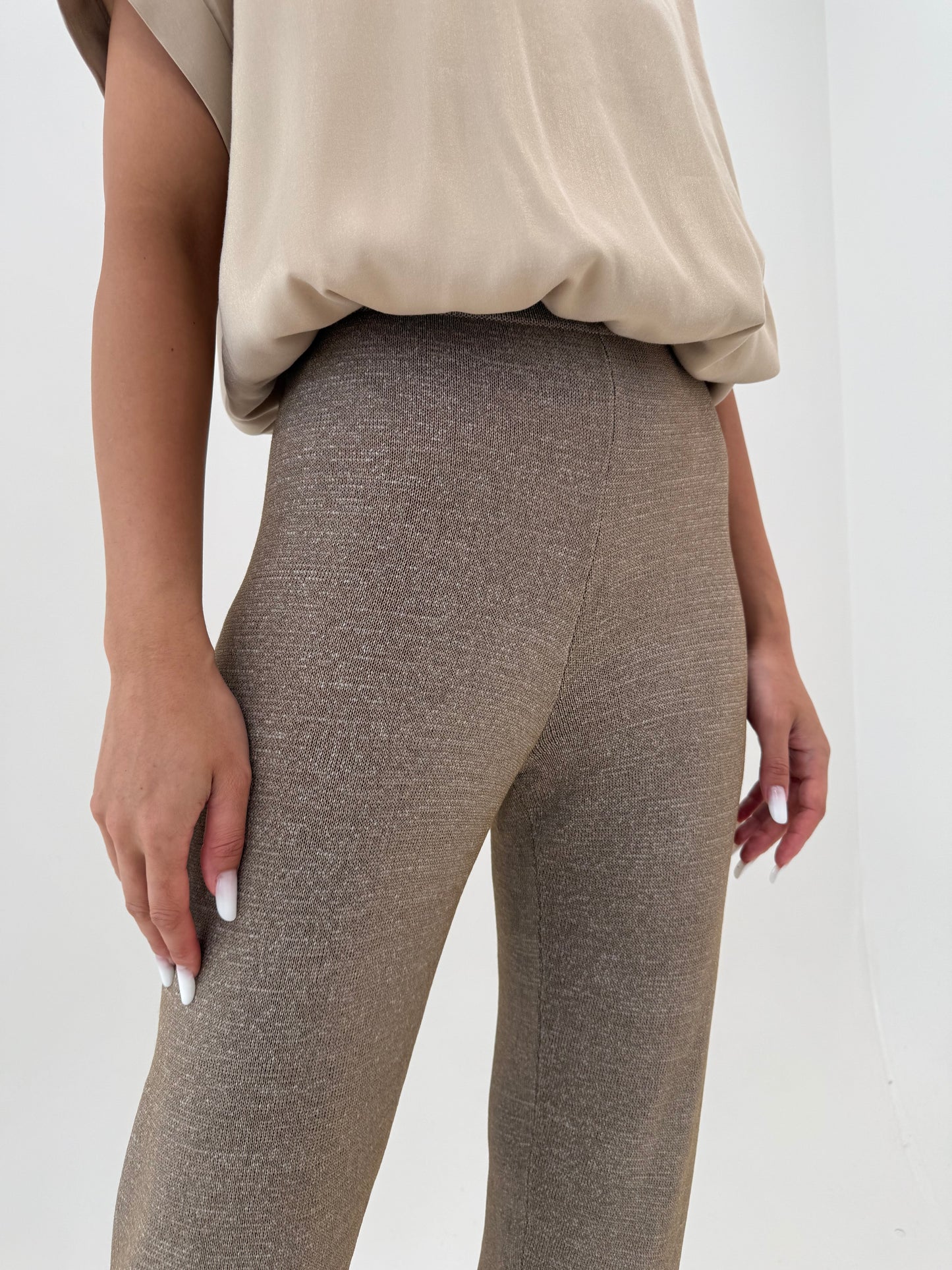 Pantaloni light taupe din jerse excepțional de in cu talie ultra înaltă
