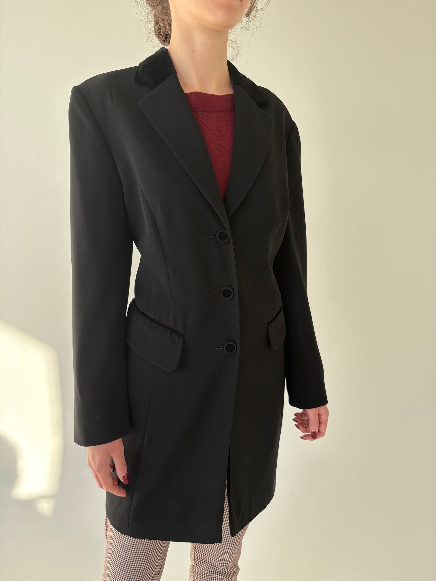 Pardesiu din mix de lana extrafina negru ușor cambrat