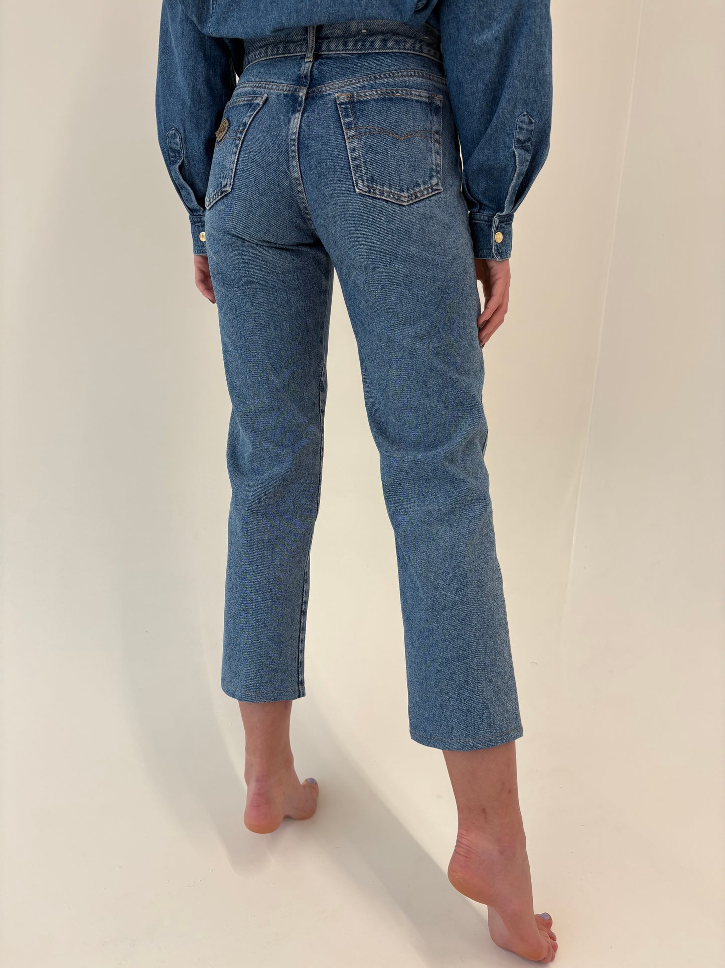 Jeans vintage premium petite clasic wash cu ținuta mom fit