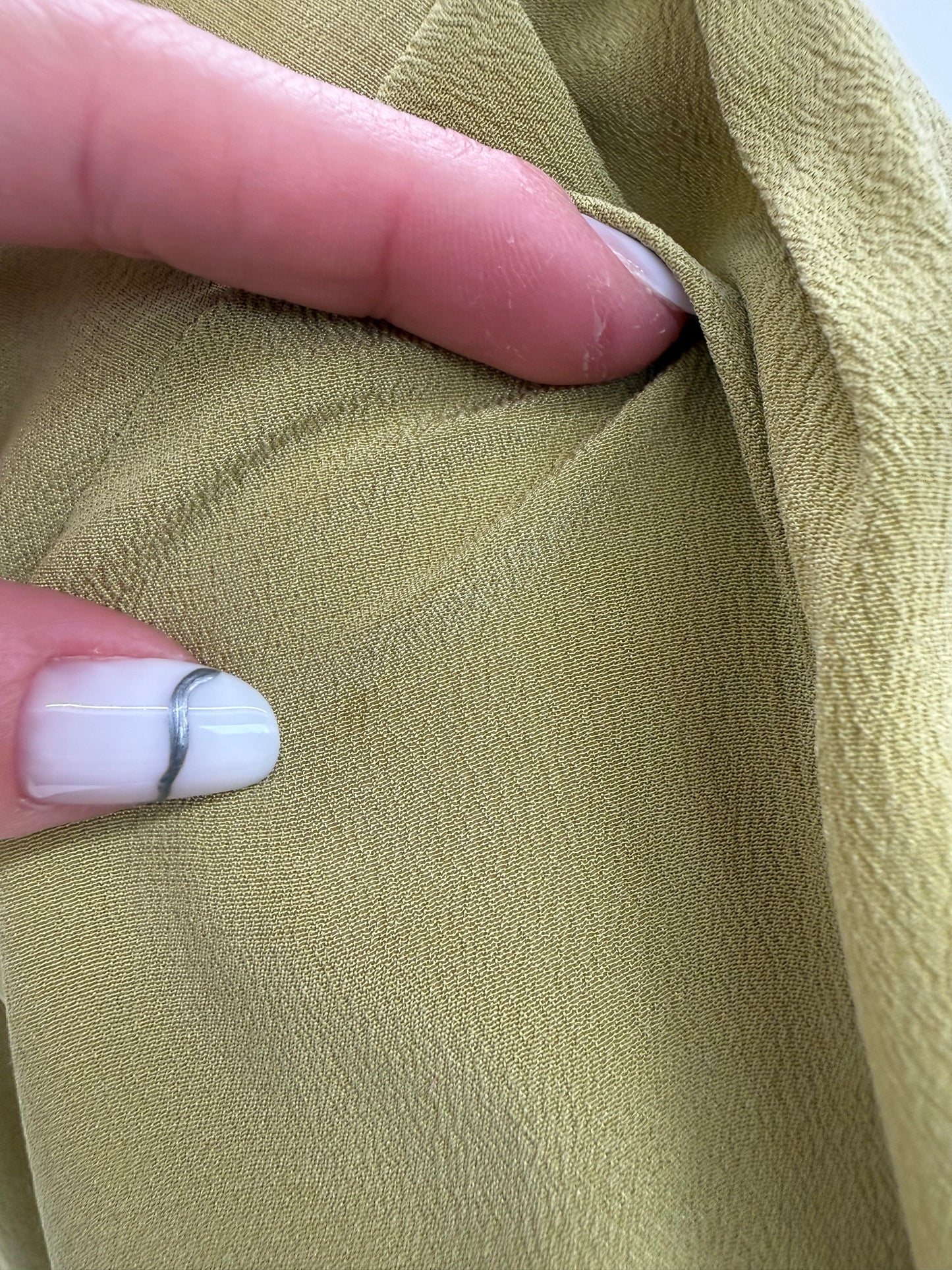 Cămașa verde crud petite din mătase naturală cu închidere la spate