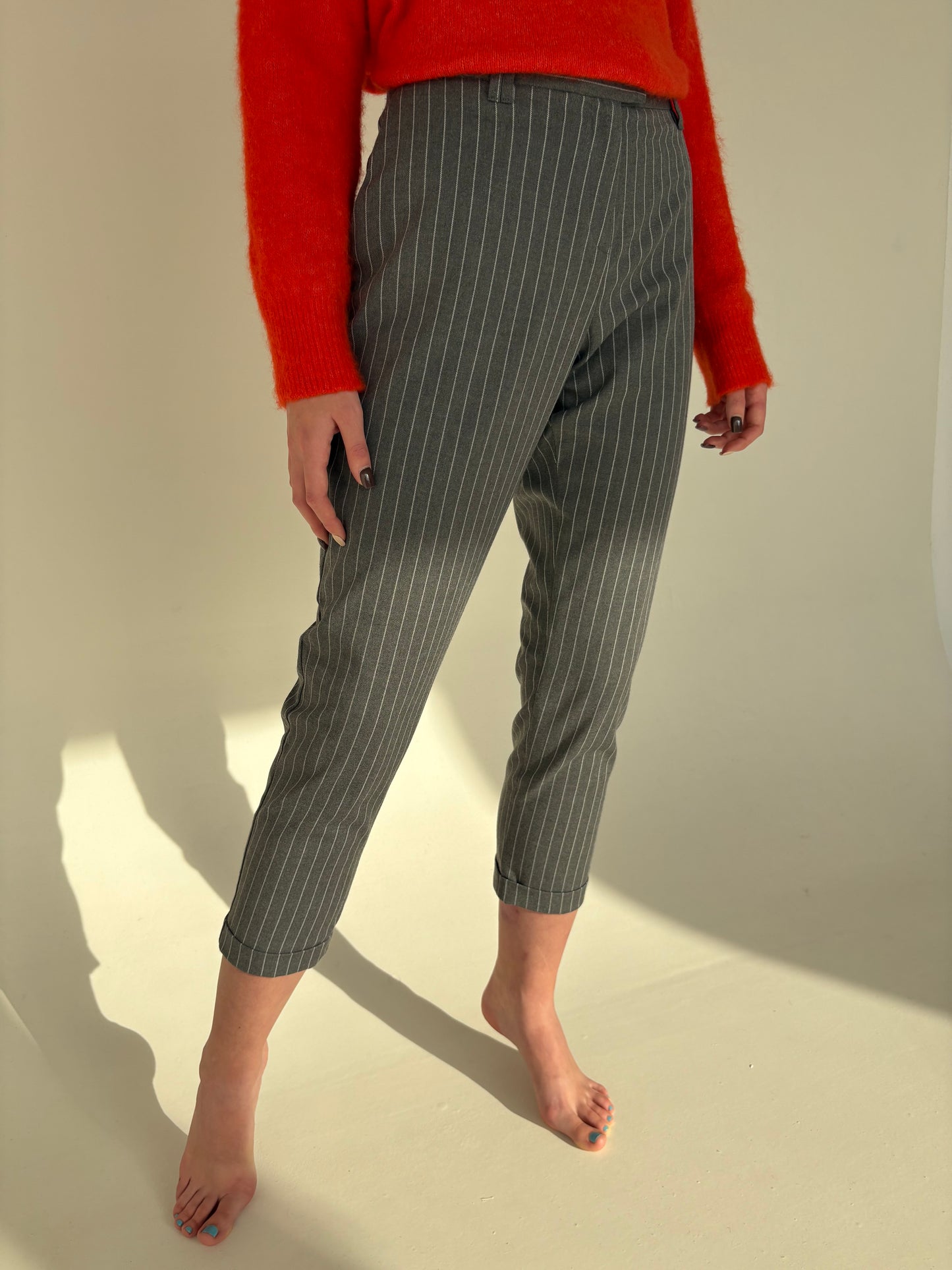 Pantaloni petite cu manșetă și dungi fine verticale din stofita strech