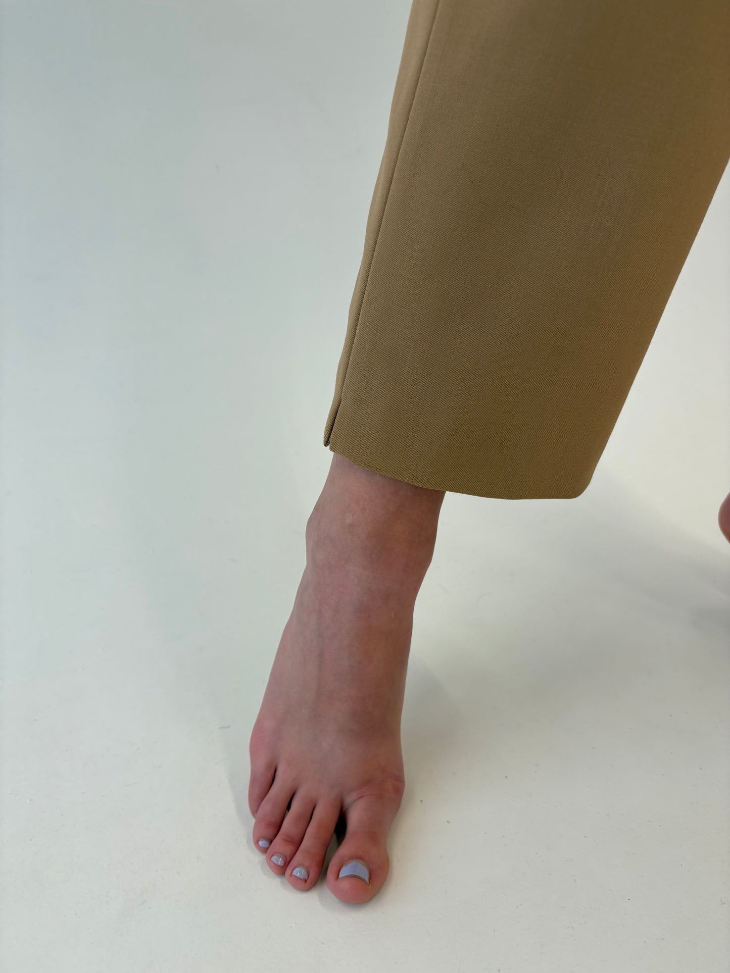 Pantaloni tall camel din lana extrafina cu talie ultra înaltă elastică