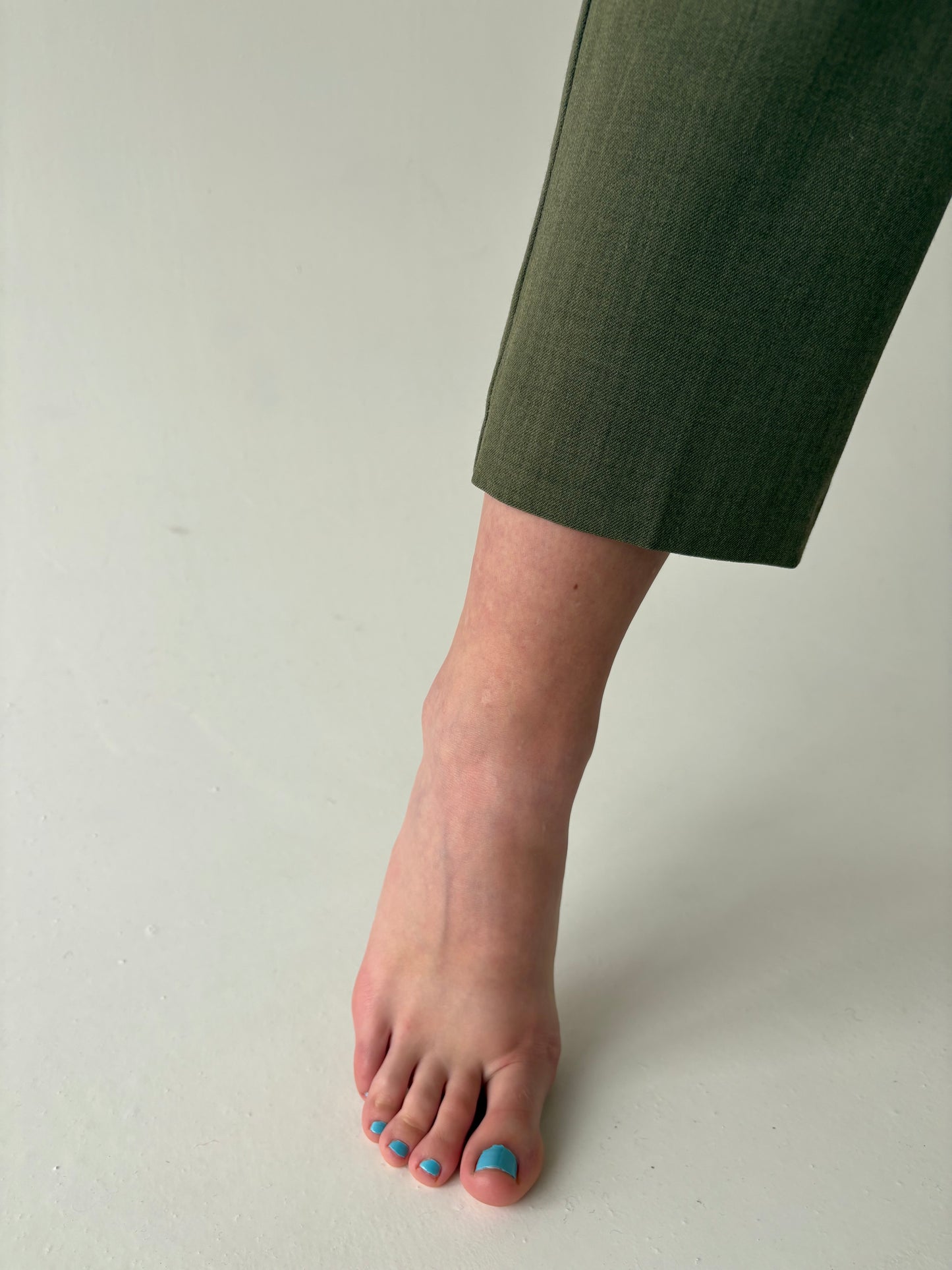 Pantaloni kaki cu pense și talie înaltă din lana extrafina