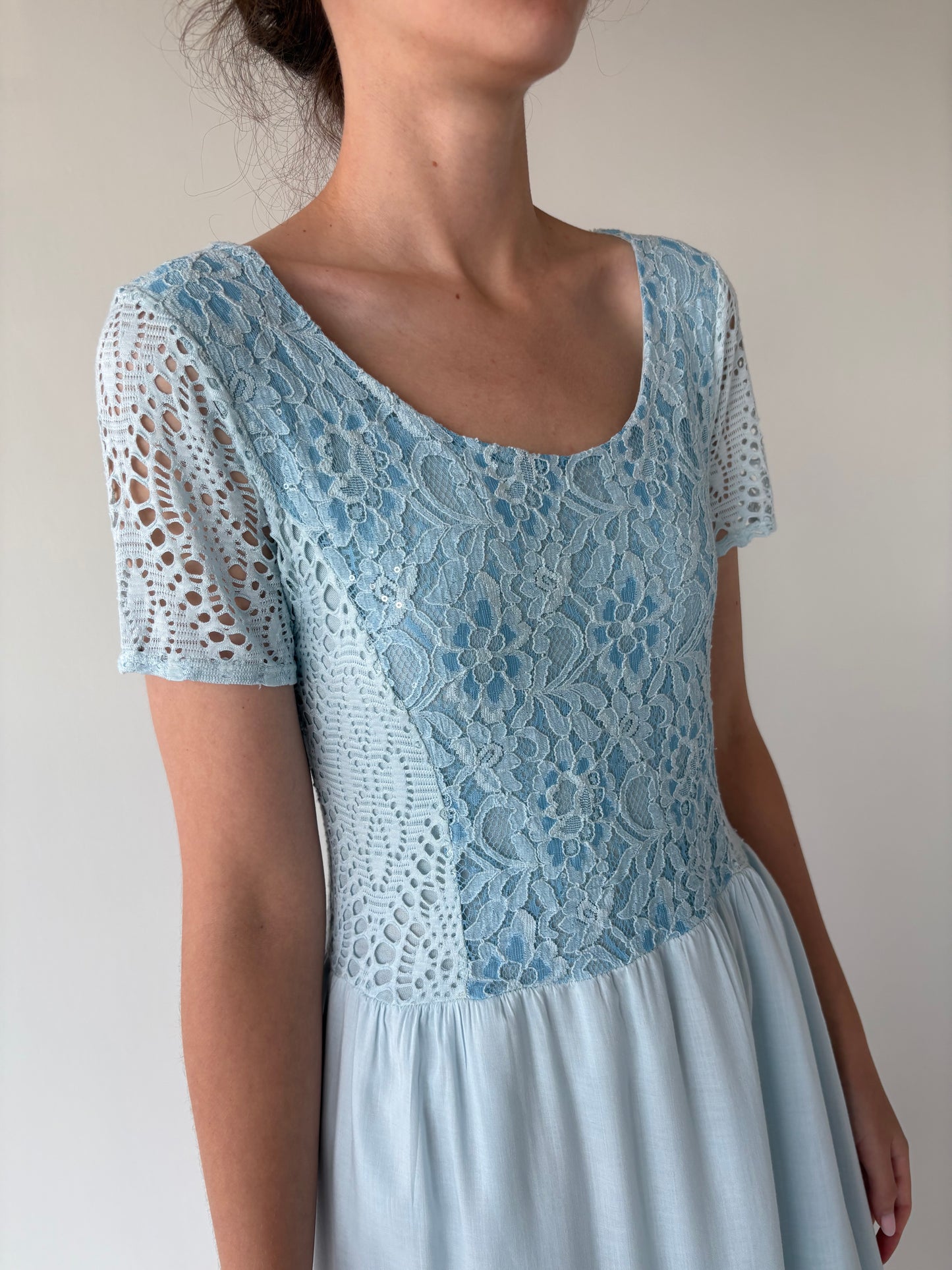 Rochie maxi baby blue vaporoasă cu dantelă cu aplicații delicate