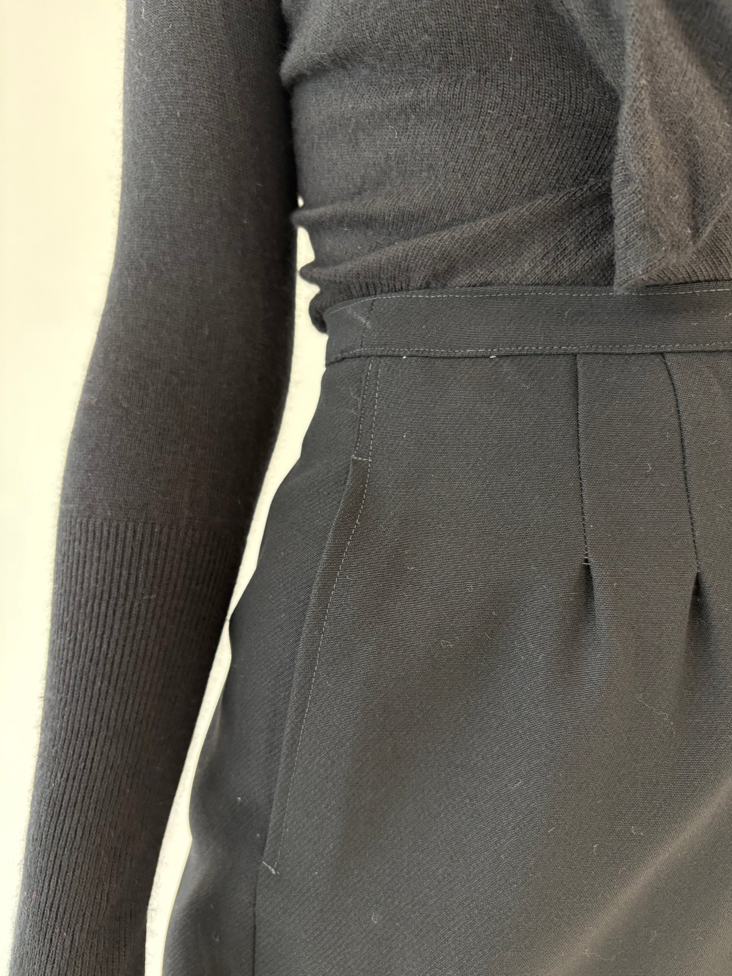 Fustă mini charcoal gray din lana extrafina cu buzunare și pense