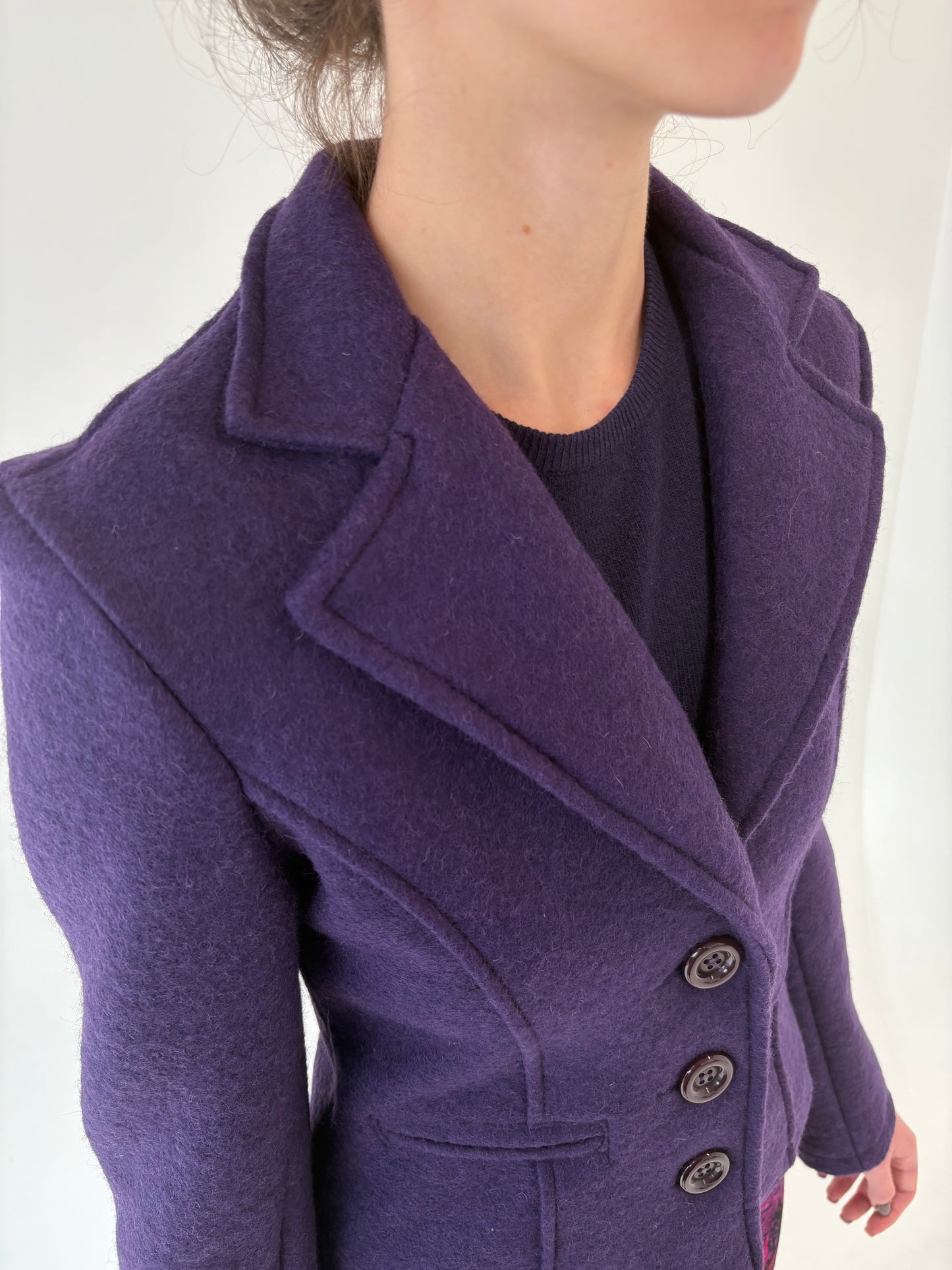 Sacou cambrat aubergine din boiled wool