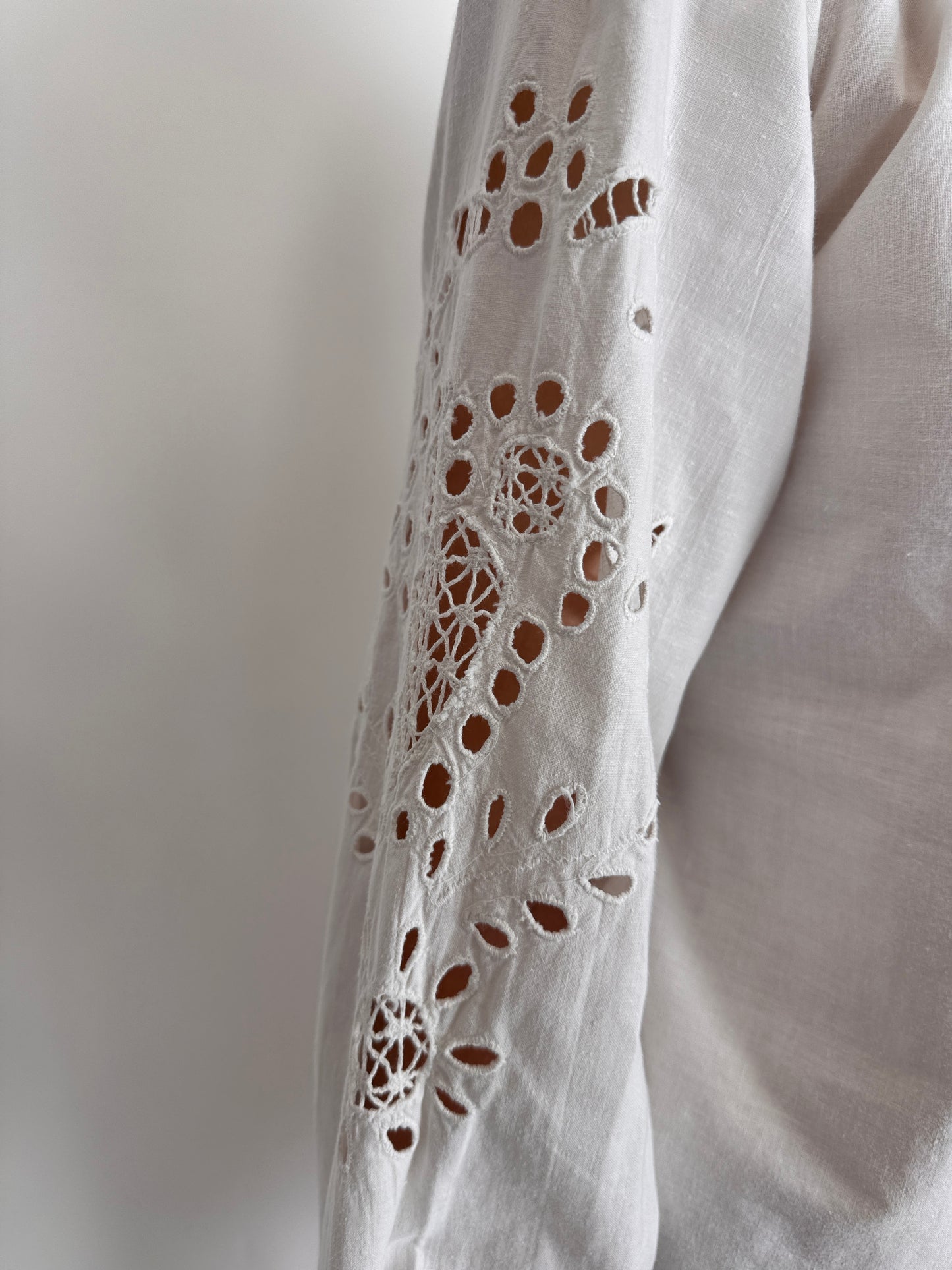 Cămașa vintage din pânză cu broderie excepțională