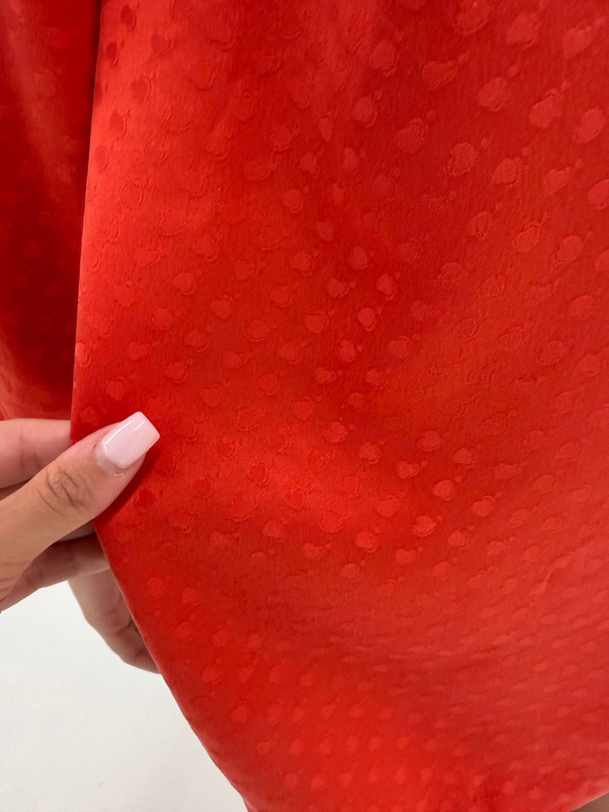 Cămașa spectaculoasă cu eșarfă atașată din mătase naturală texturată coral red