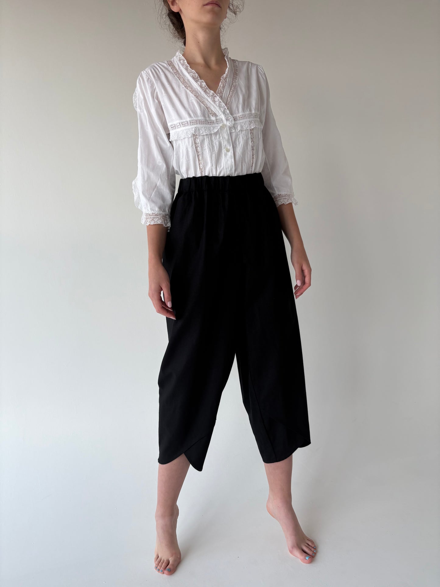 Pantaloni negri în croi chic cu talie ultra înaltă din pânză de in și BBC