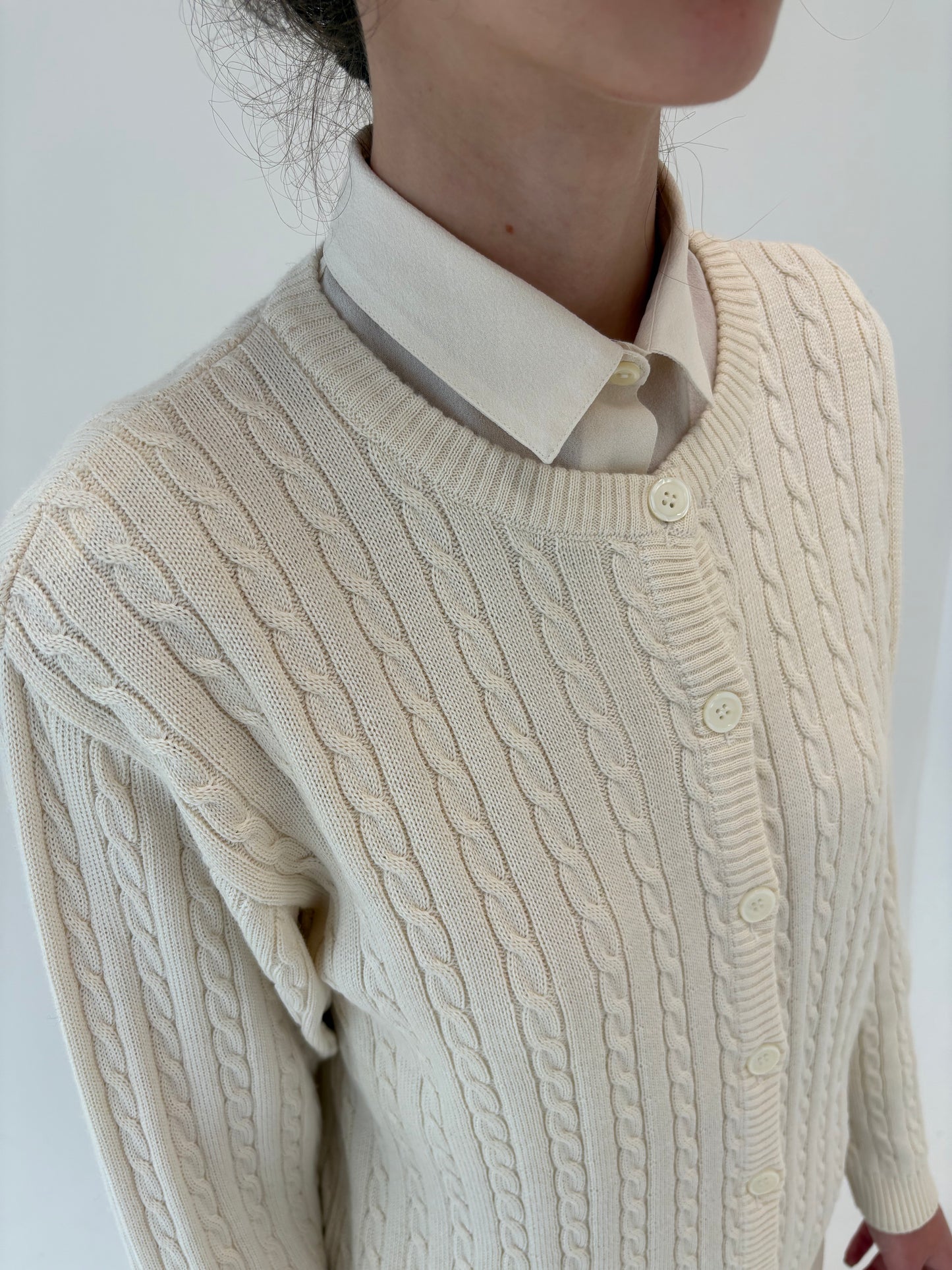 Cardigan butter white din lana merino extrafina de gramaj mare cu torsade