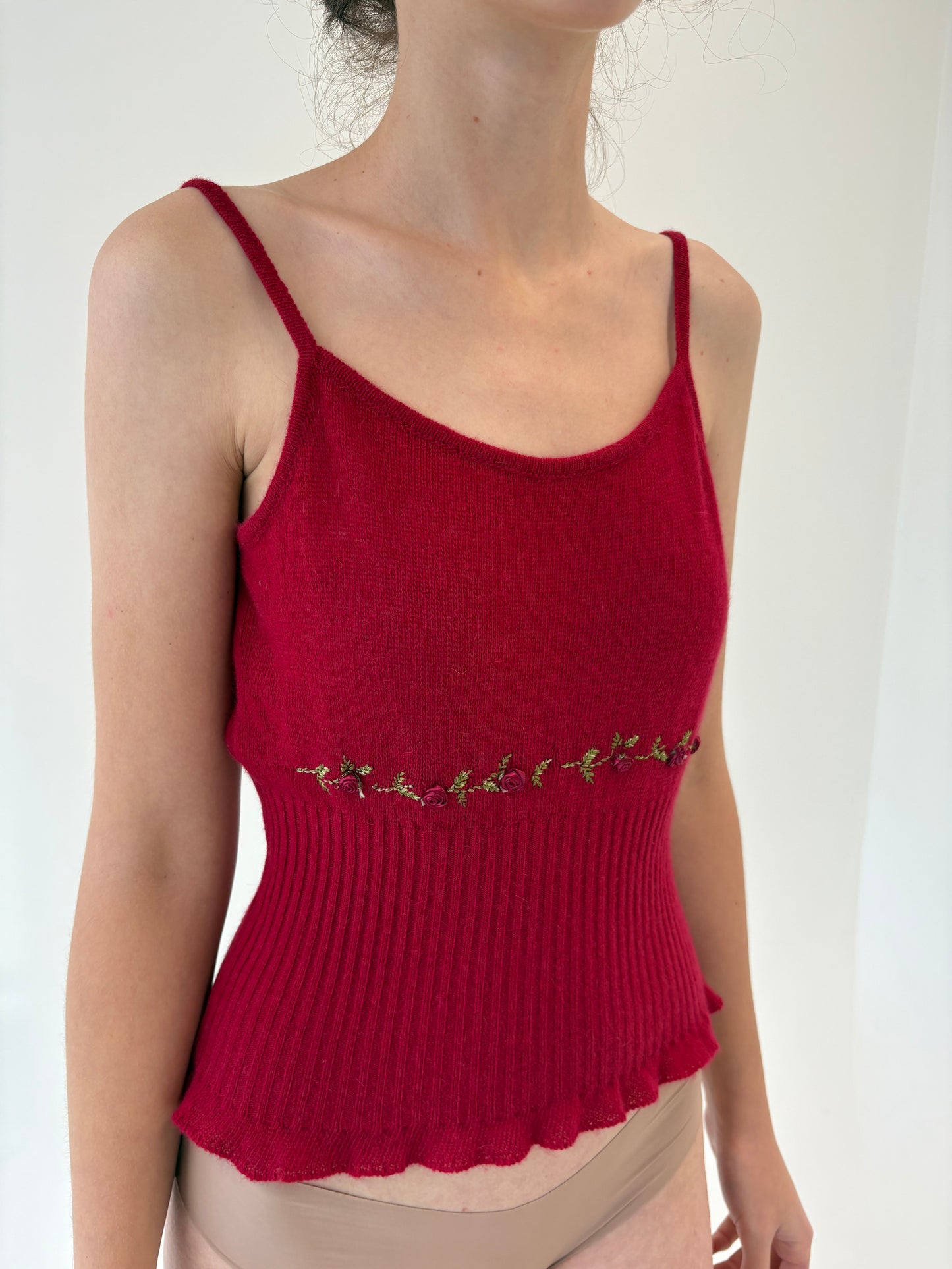 Set vintage tall dark cherry red din lana extrafina cu broderie superbă