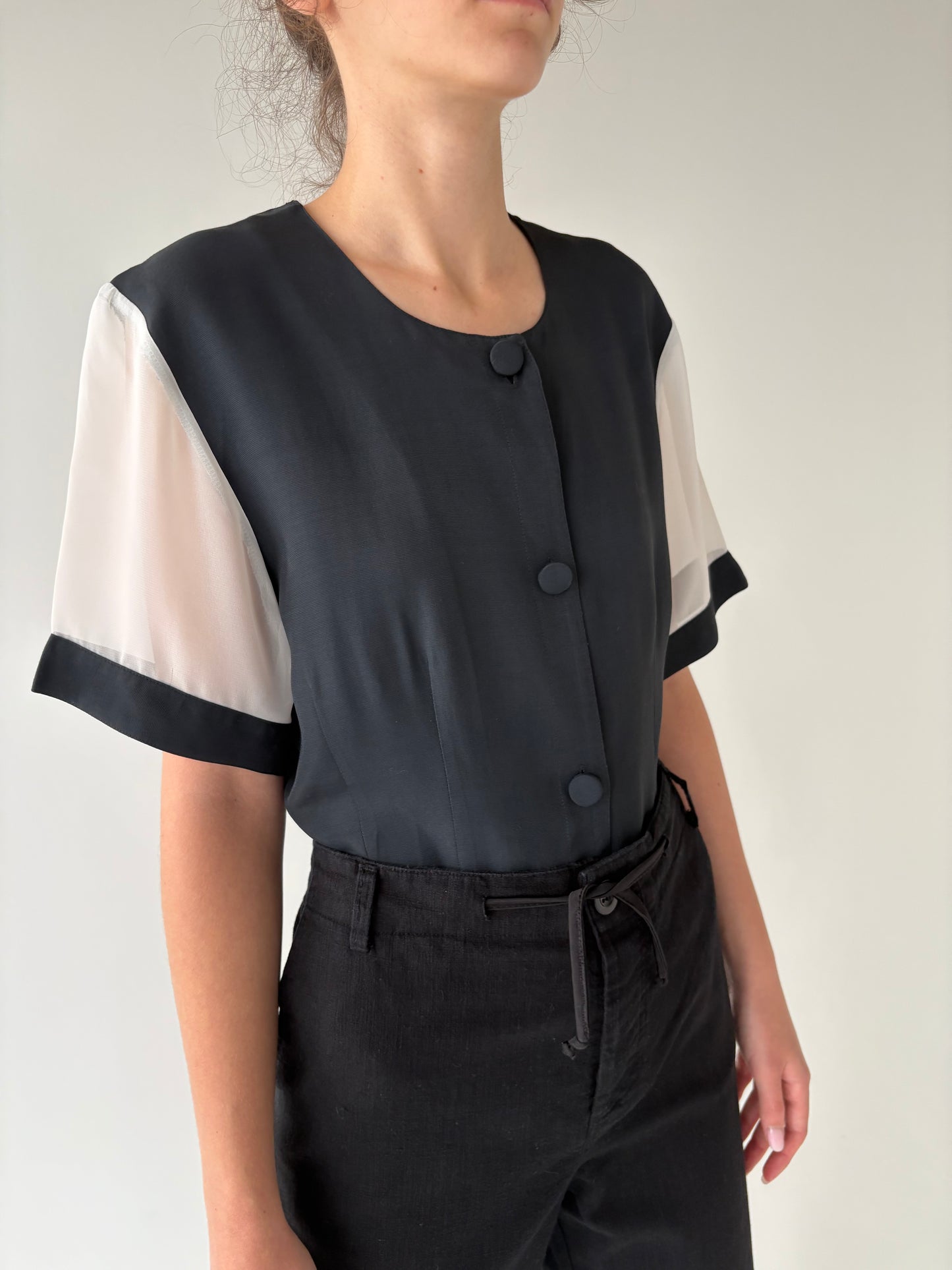 Cămașa vintage alb negru cu mâneci din organza