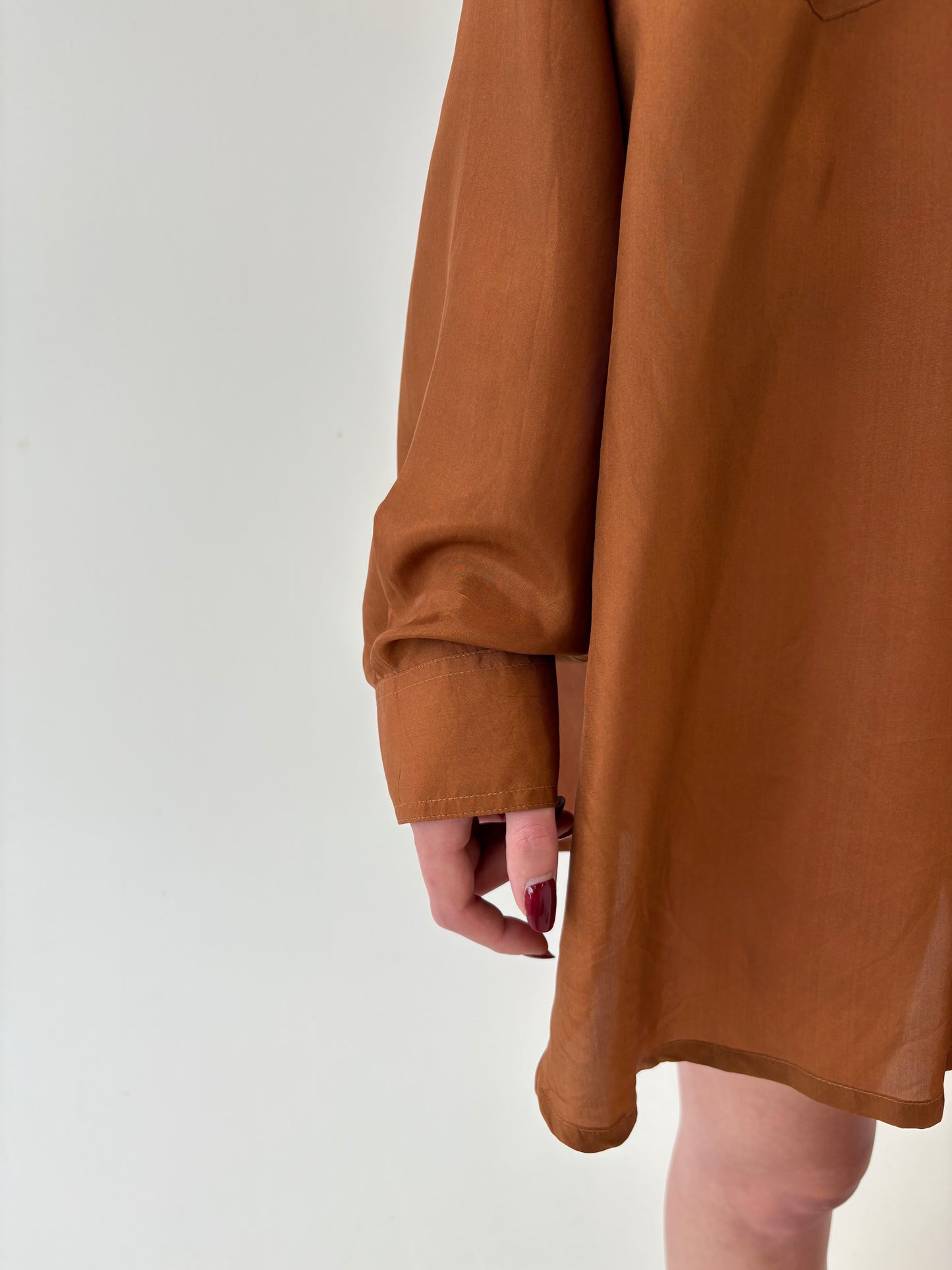 Cămașa caramel brown în croi oversized din mătase naturală