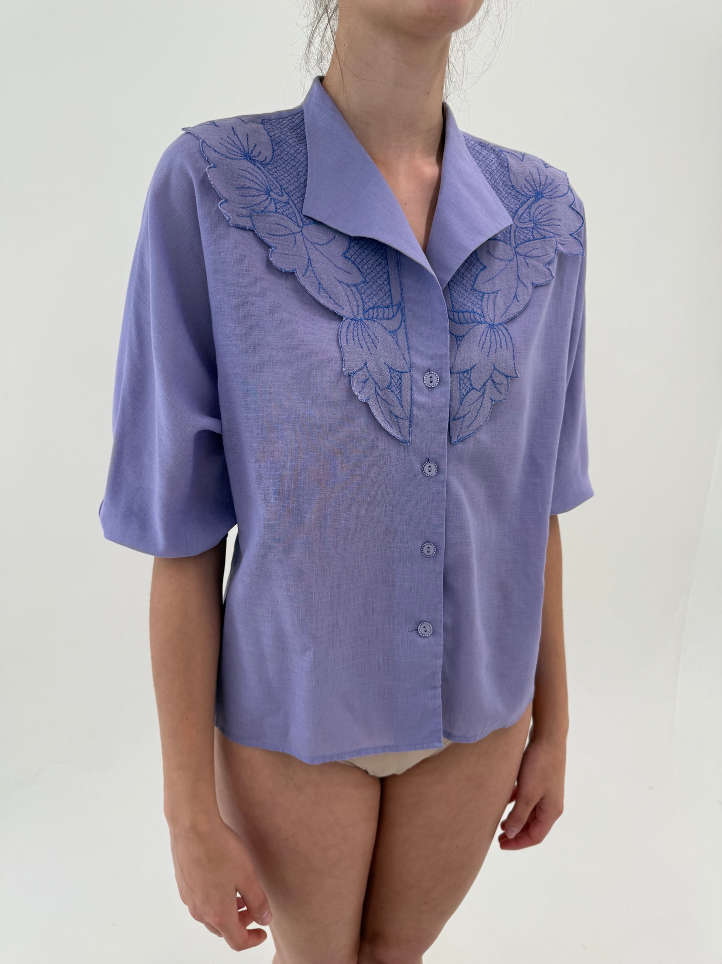 Cămașa vintage lavandă din panzica de bumbac cu broderie