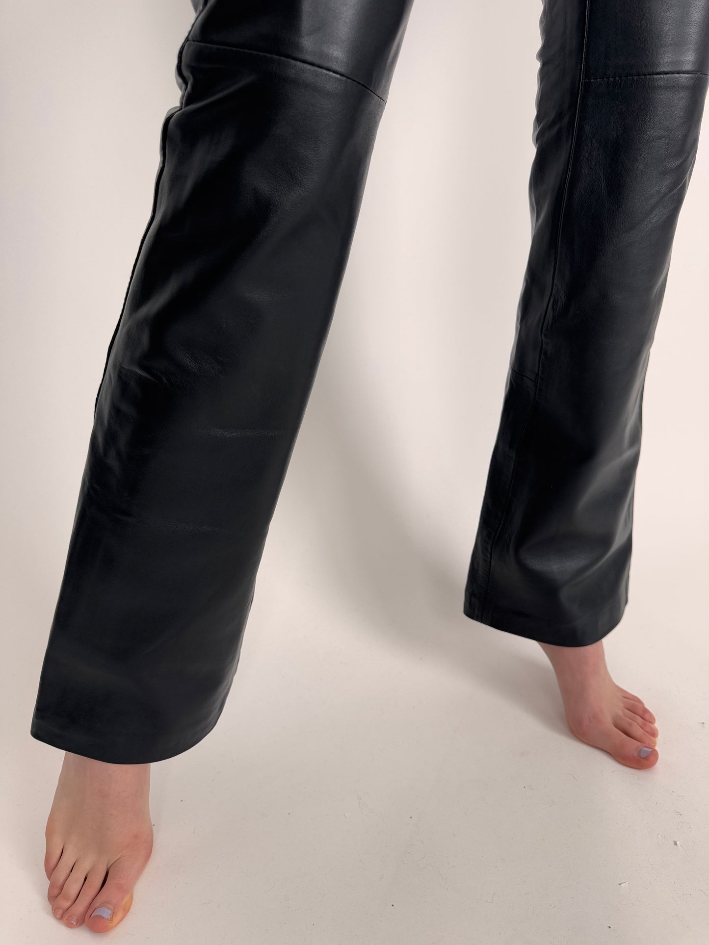 Pantaloni din piele naturală extrem de moale în croi ușor evazat