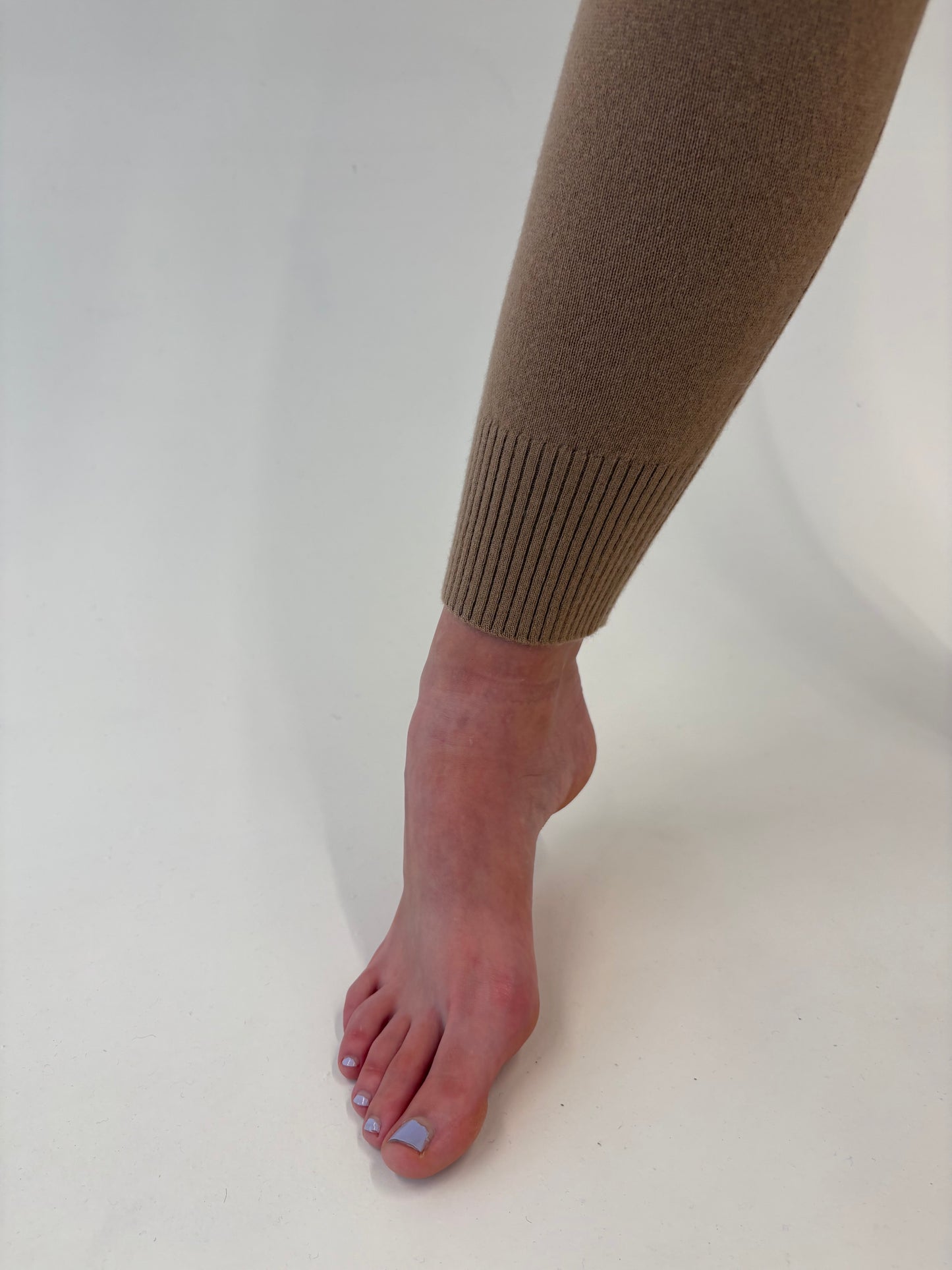 Pantaloni camel din tricot de cașmir cu influențe casual