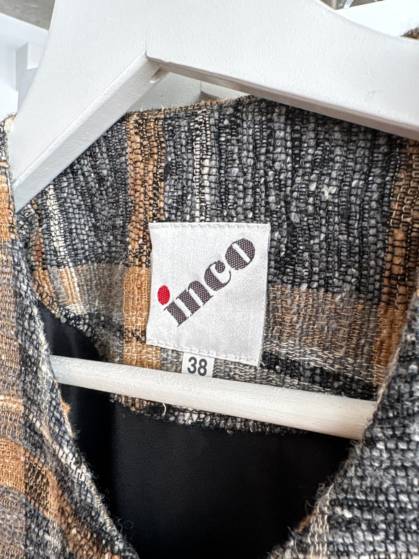 Sacou în croi scurt minimalist și carouri in culori neutre cu camel