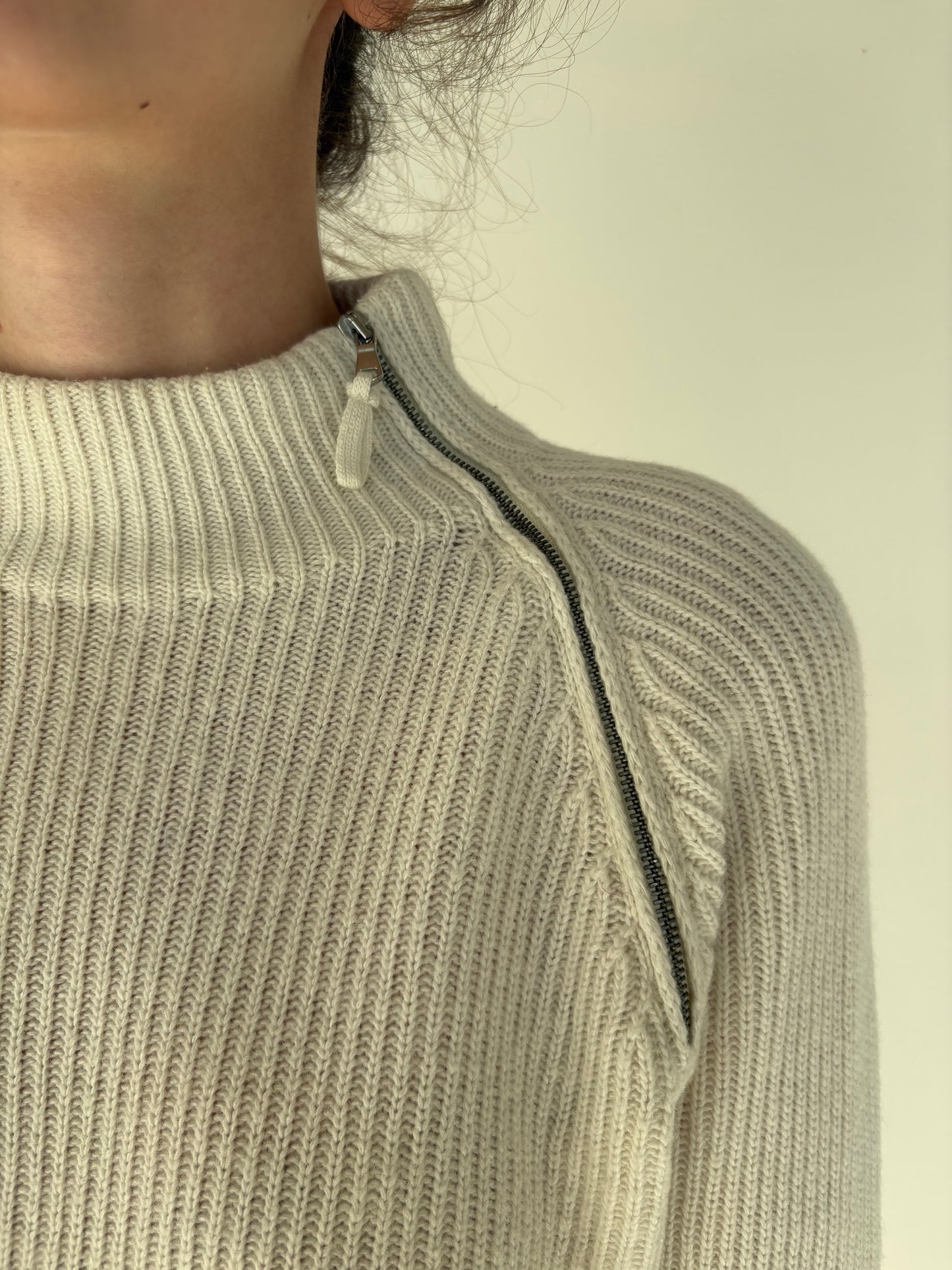 Maleta off white de gramaj mare din Lana excepțională ribbed cu influențe sport