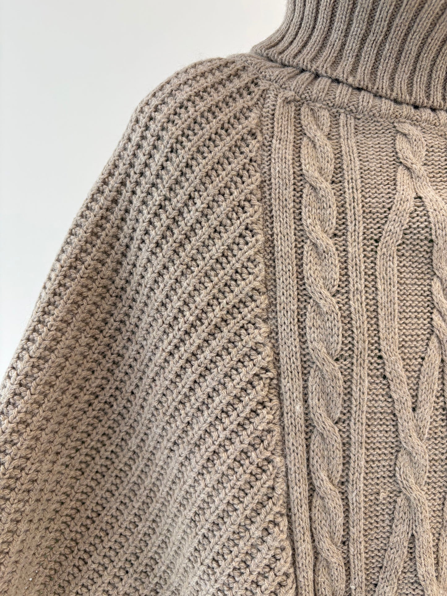 Capa nude din tricot plin de lana extrafina cu torsade