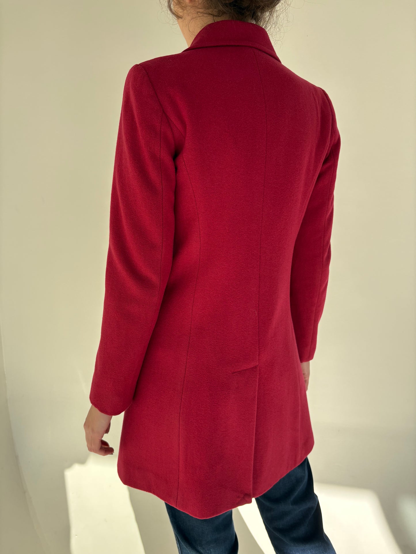 Palton rasberry red ușor cambrat cu revere late din lana extrafina