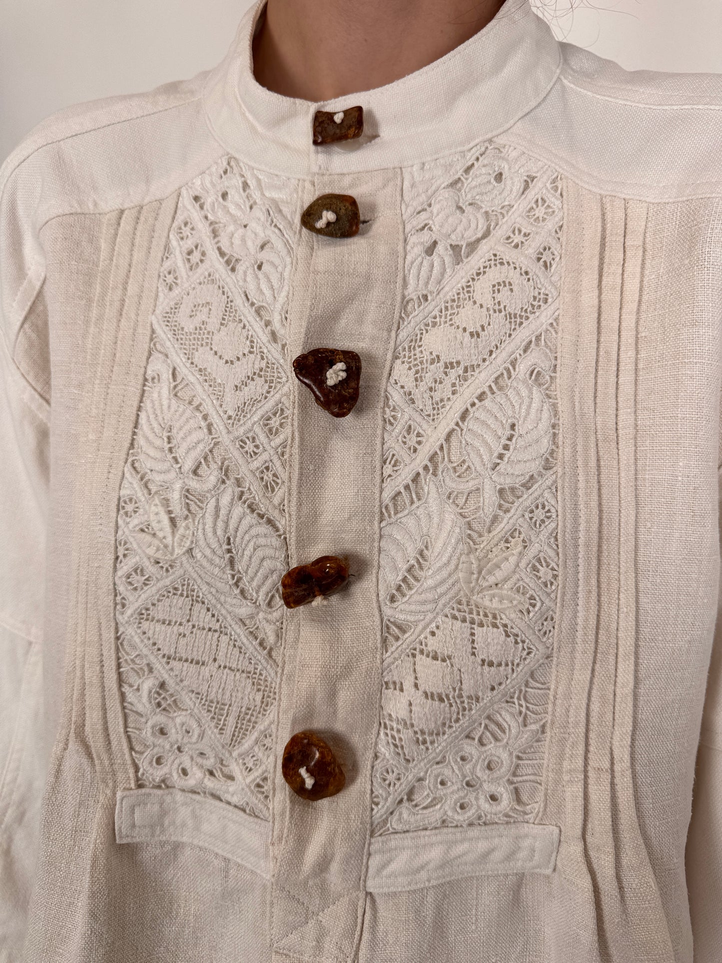 Cămașa vintage din pânză grea de în și dantelă macrame lucrată manual