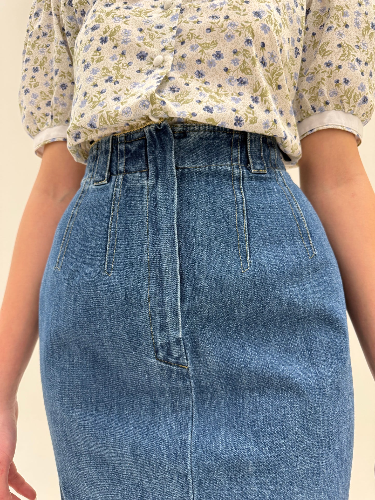 Fustă vintage creion din jeans cu feronerie aurie și inserție aurie la talie