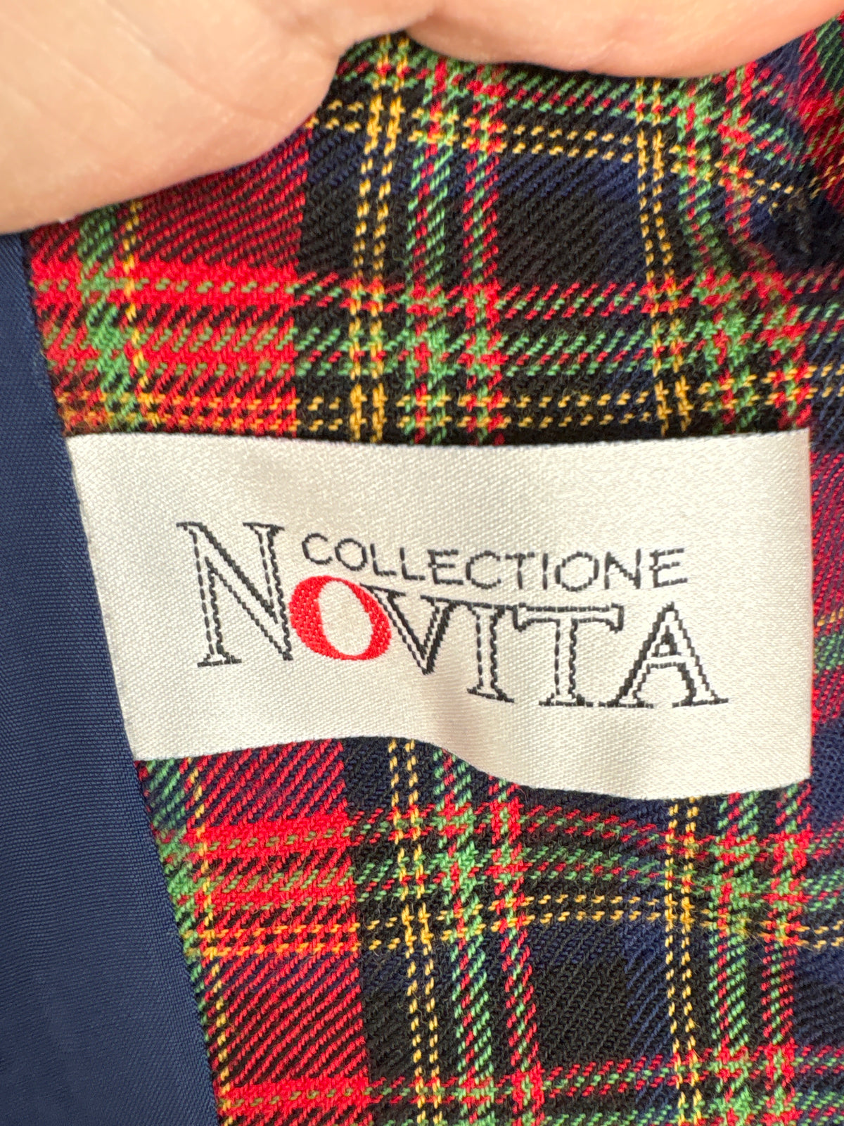 Sacou din lana extrafina virgină în carouri și combinație clasică de culori