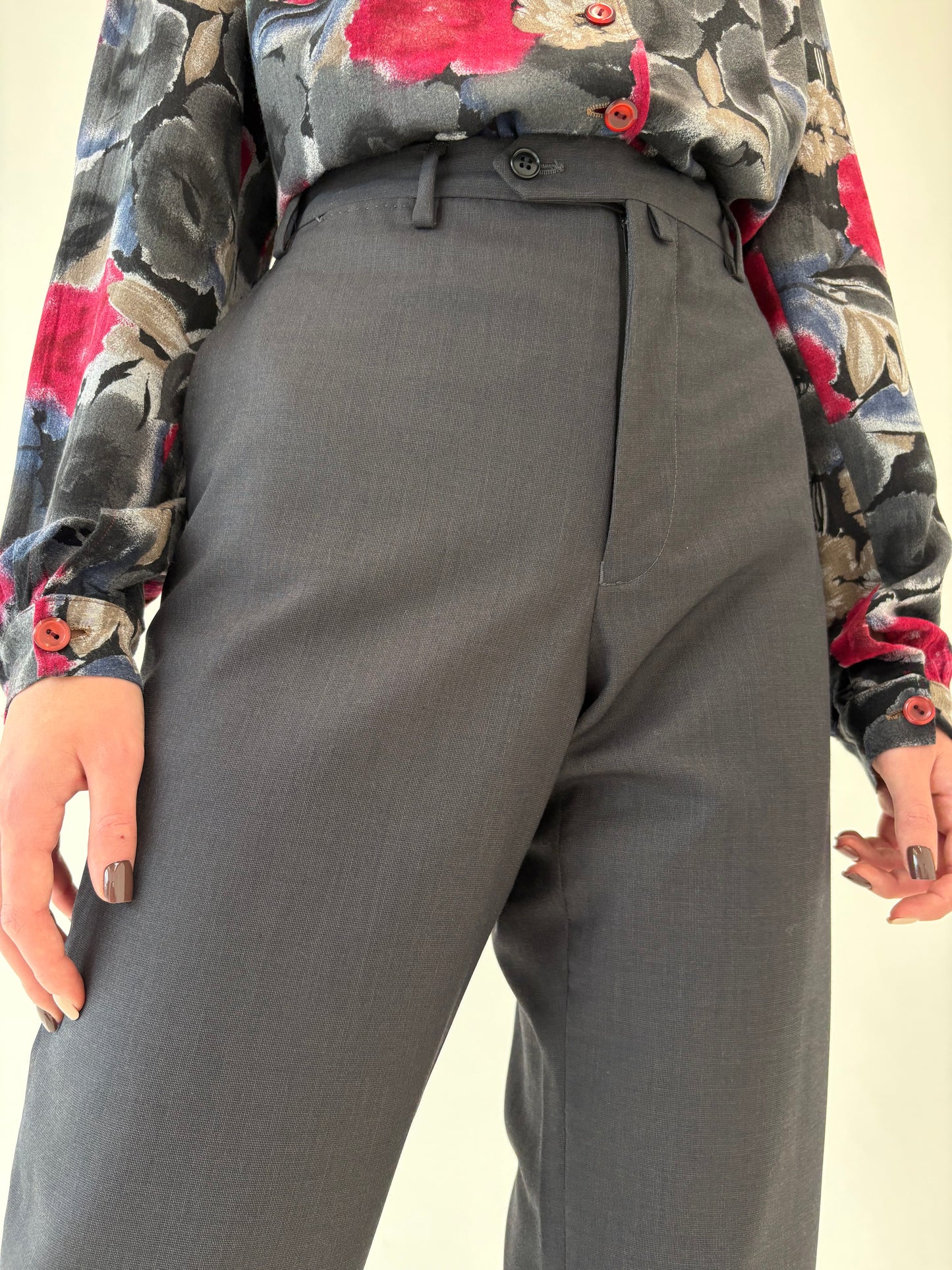 Costum charcoal gray de la business la seara din stofita ușor satinata