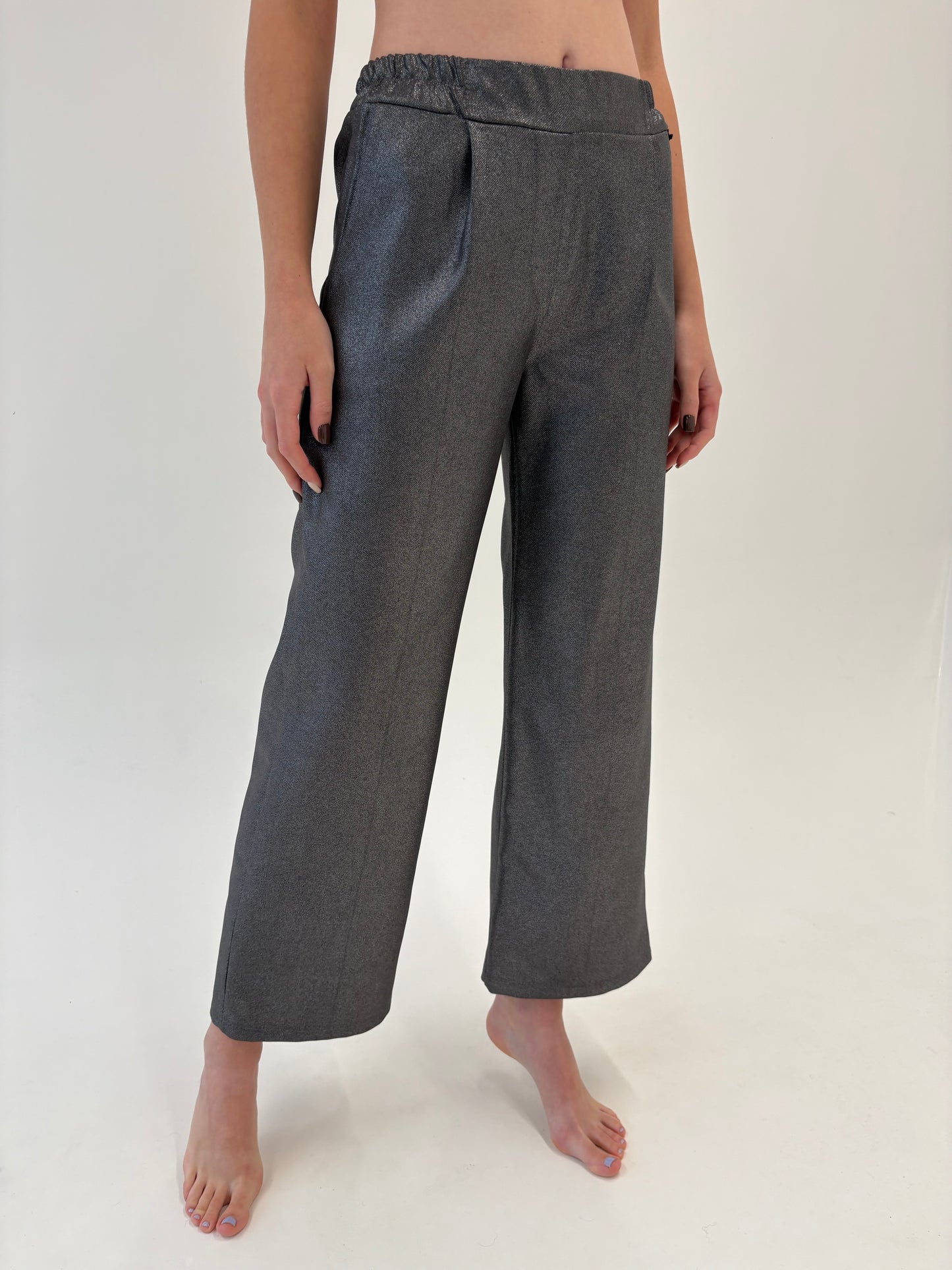 Set argintiu de la zi la seară cu pantaloni palazzo și top cambrat