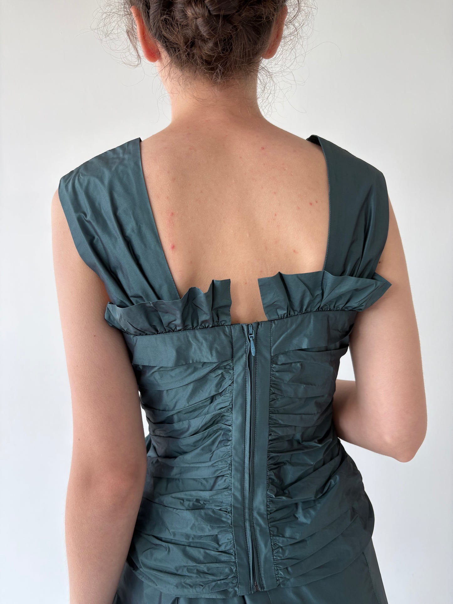 Set excepțional de seară cu corset fronsat și fustă în croi de ani 50
