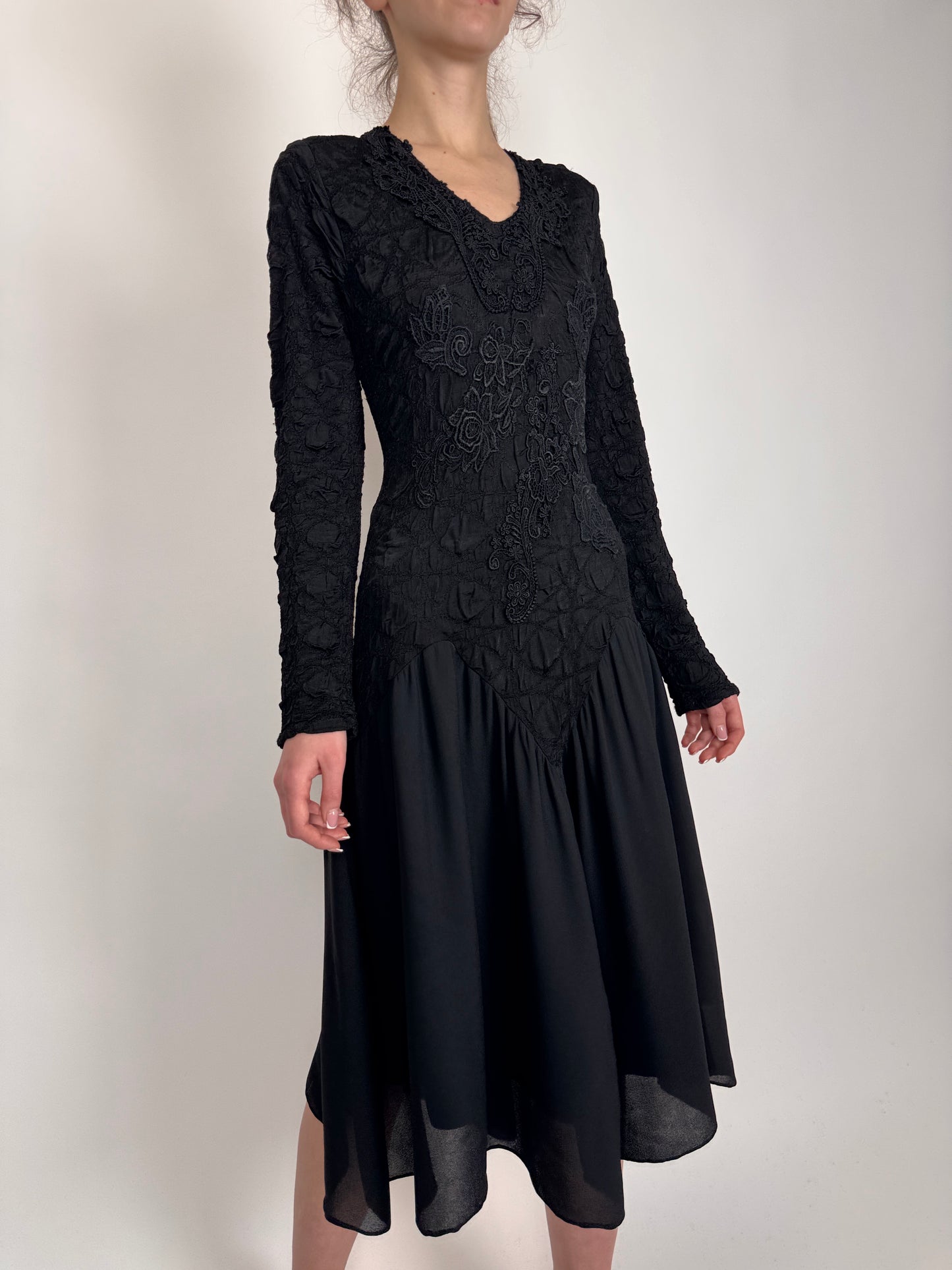 LBD vintage cambrata elastică cu aplicații de dantelă macrame