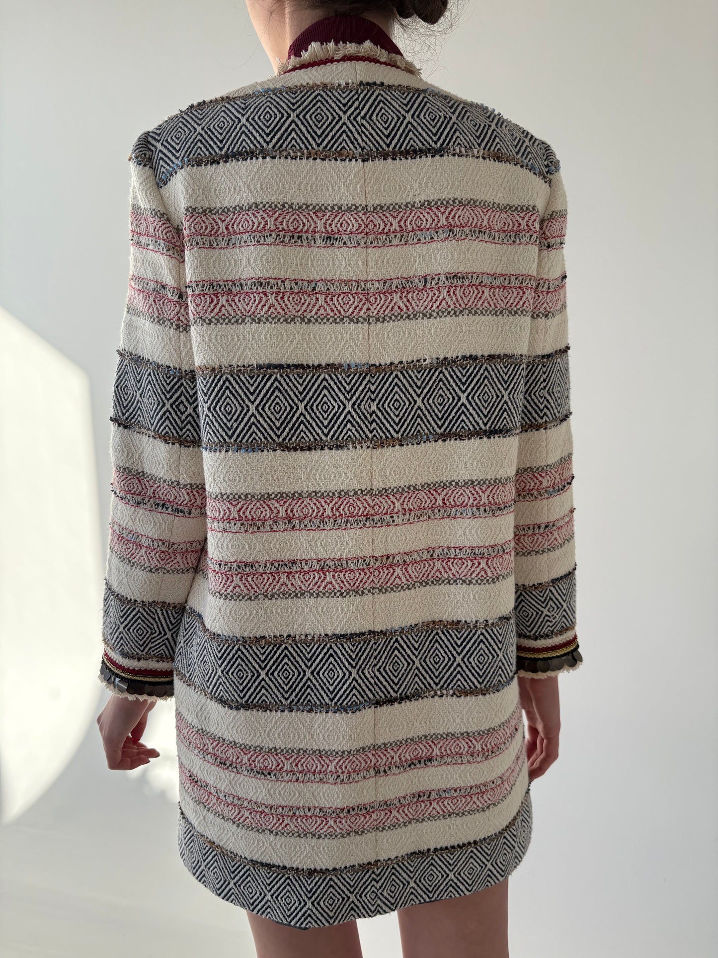 Pardesiu in stil Chanel din brocart în combinație clasică de culori