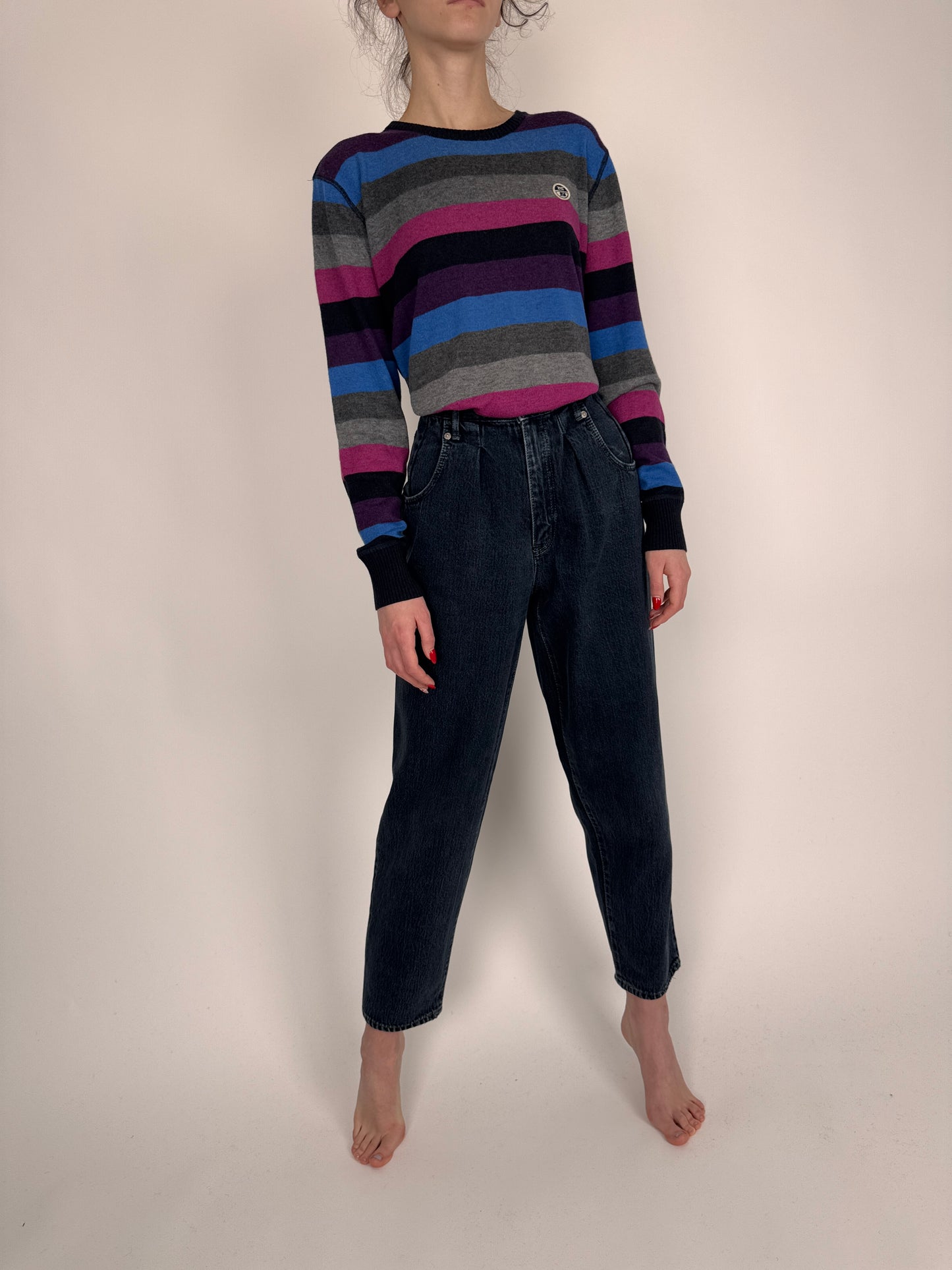 Jeanși dark wash mom fit cu pense și talie înaltă