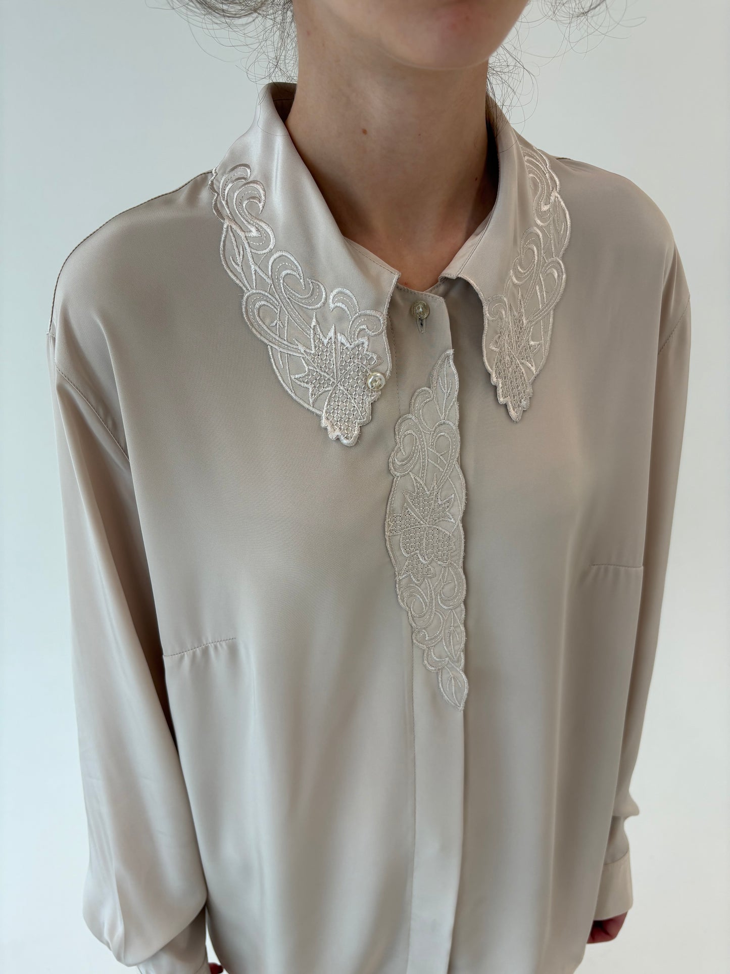 Cămașa vintage petite light nude ușor satinata cu broderie