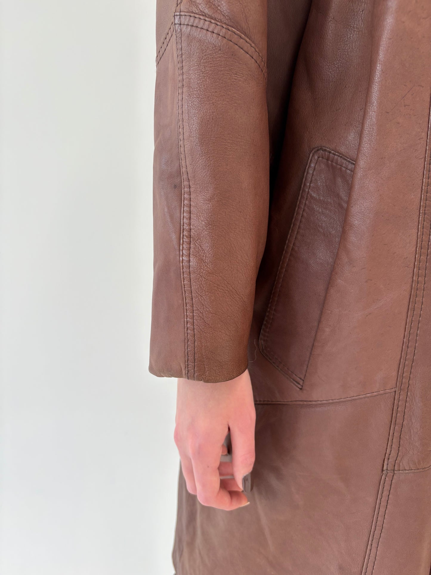 Pardesiu vintage chocolate brown petite în croi drapat din piele naturală