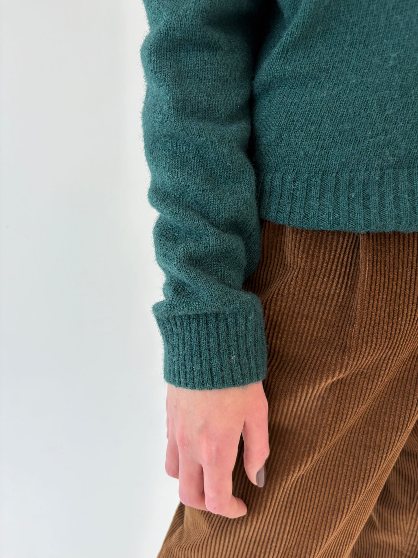 Pulover tall pine green din lana merino extrafina în croi lejer cu mânecă căzută