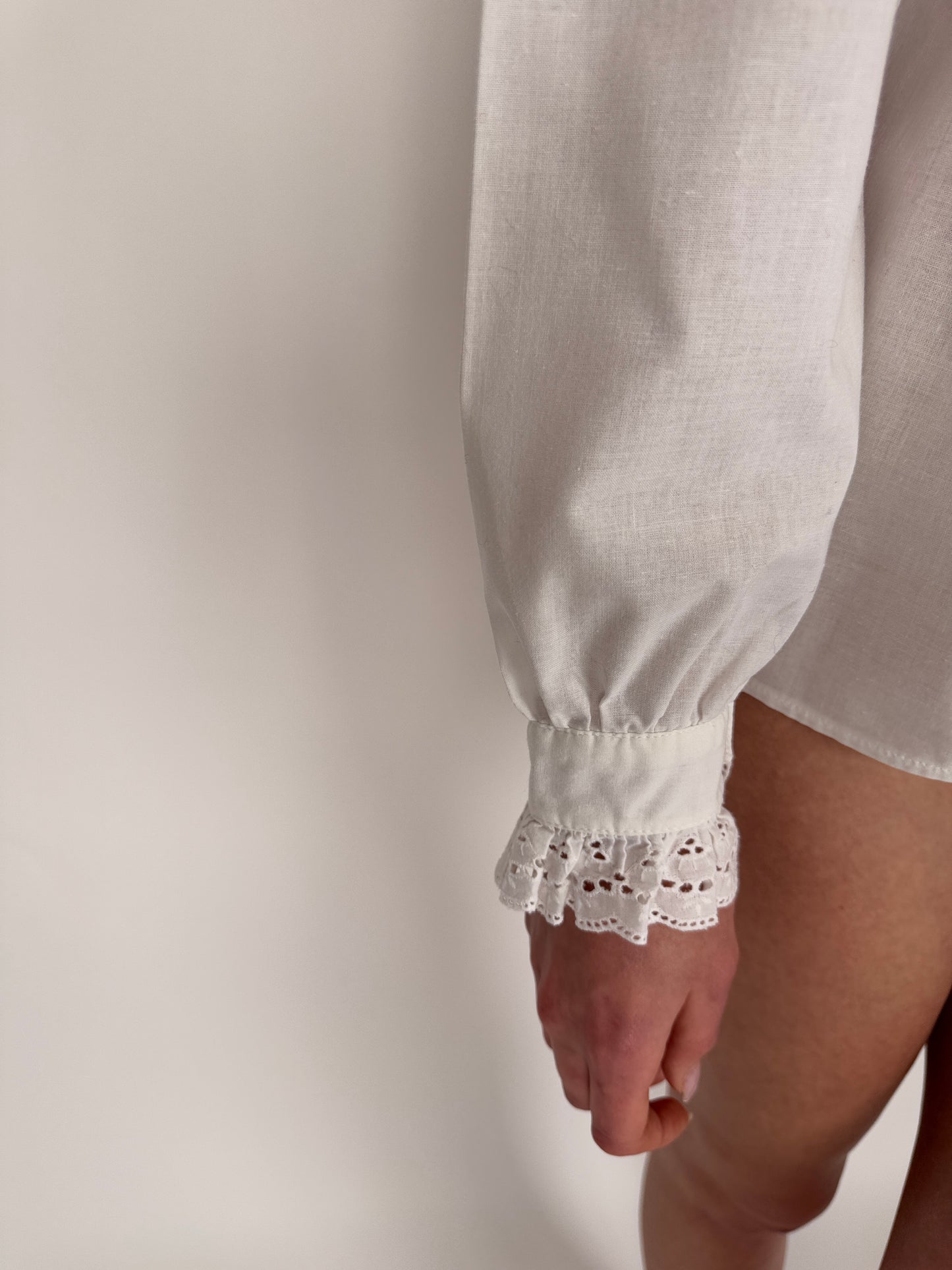 Cămașa vintage cu inserție de dantelă macrame din poplin de bumbac