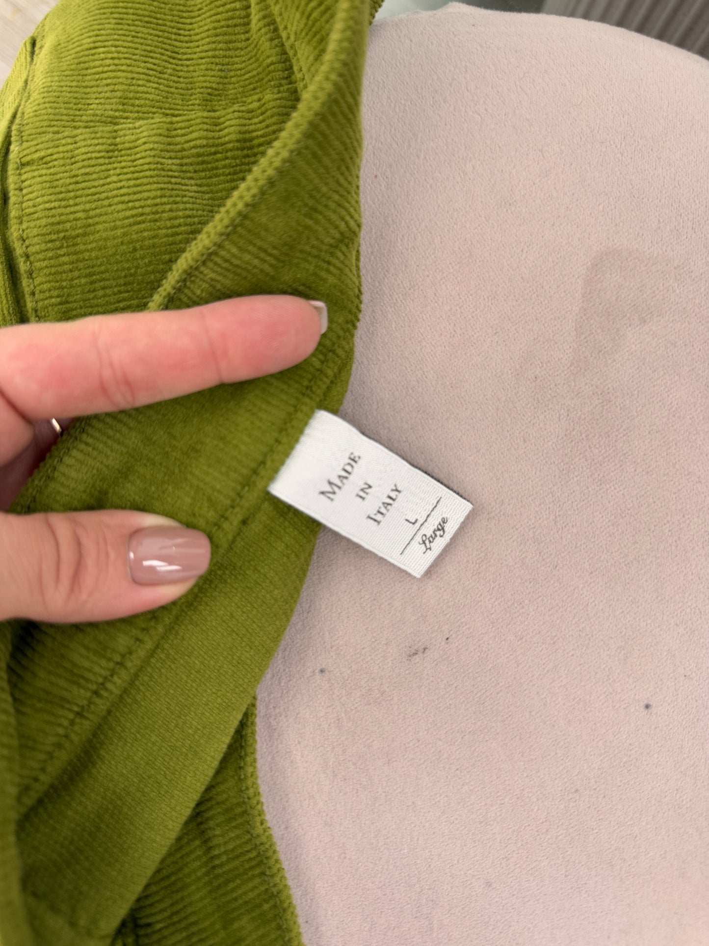 Pantaloni cu pense avocado green din catifea raiata de bumbac