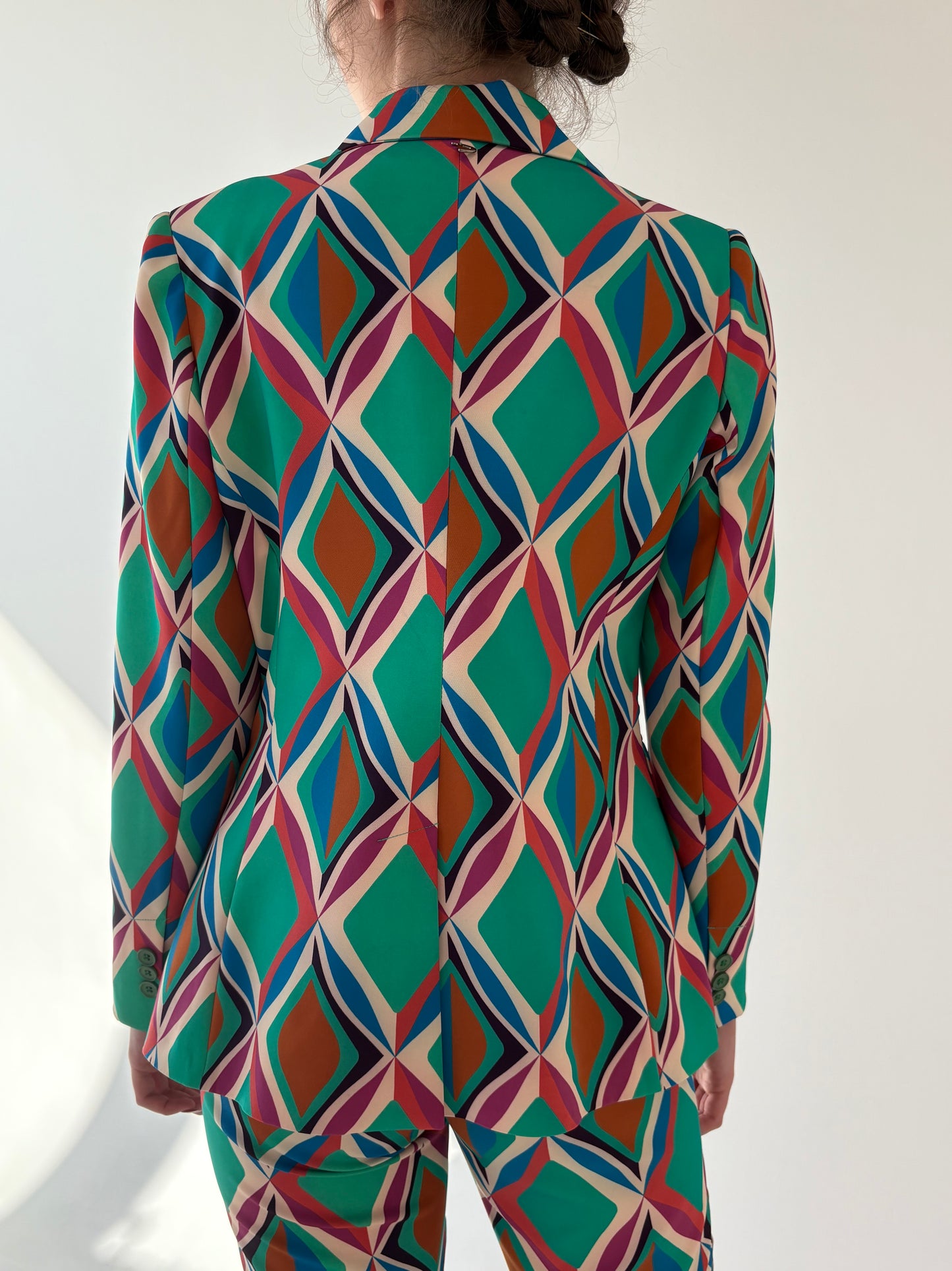 Costum italian în croi modern cu print în culori tari