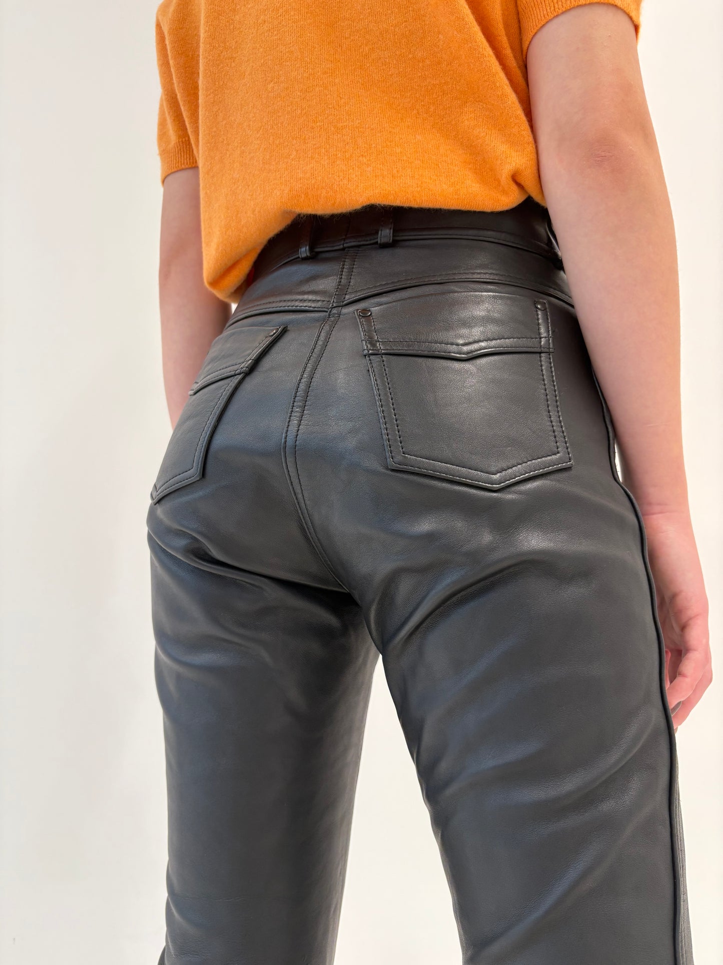 Pantaloni din piele naturală extrem de fină