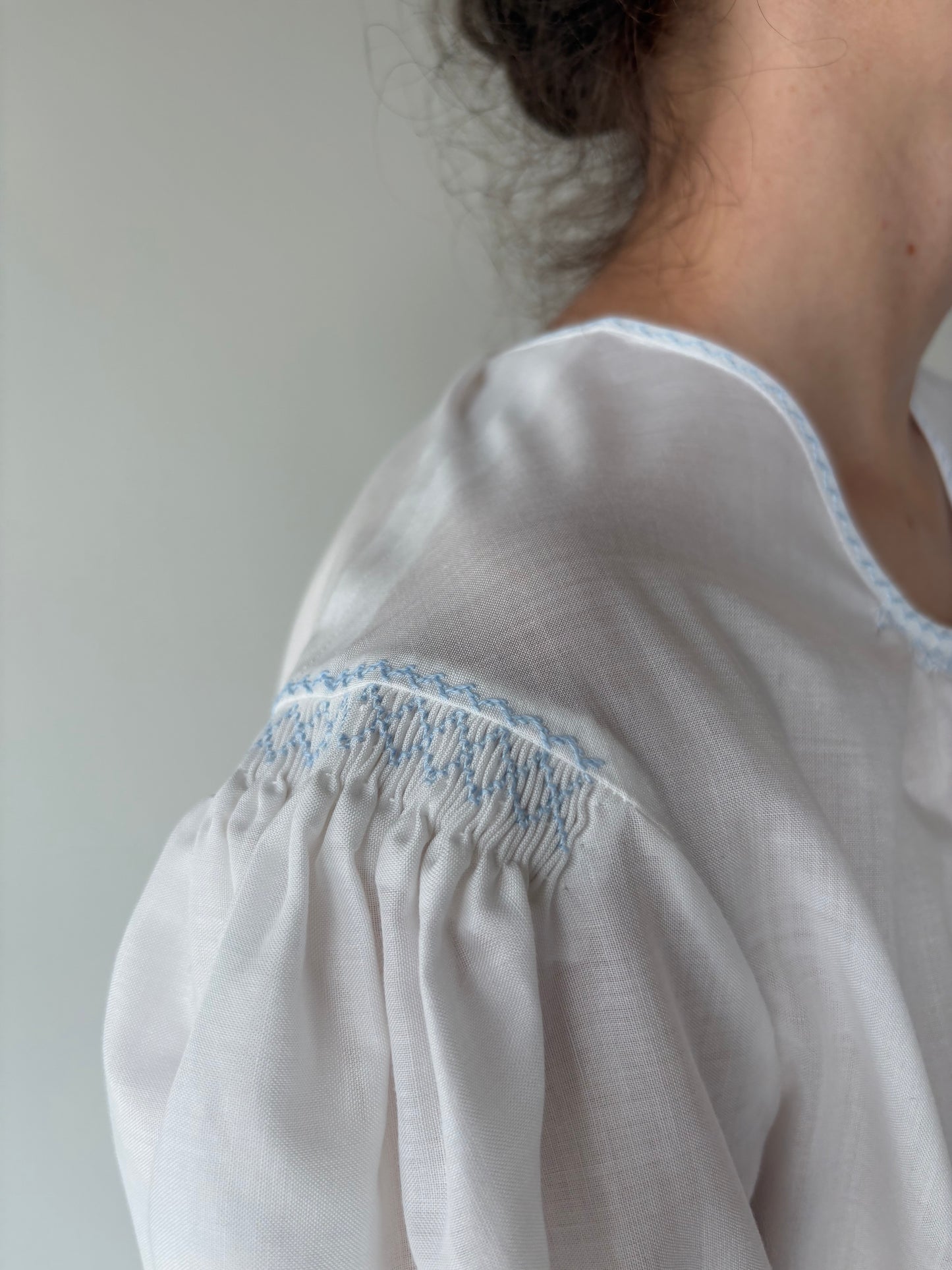 Top vintage din pânză cu broderie si lucrătură manuală baby blue