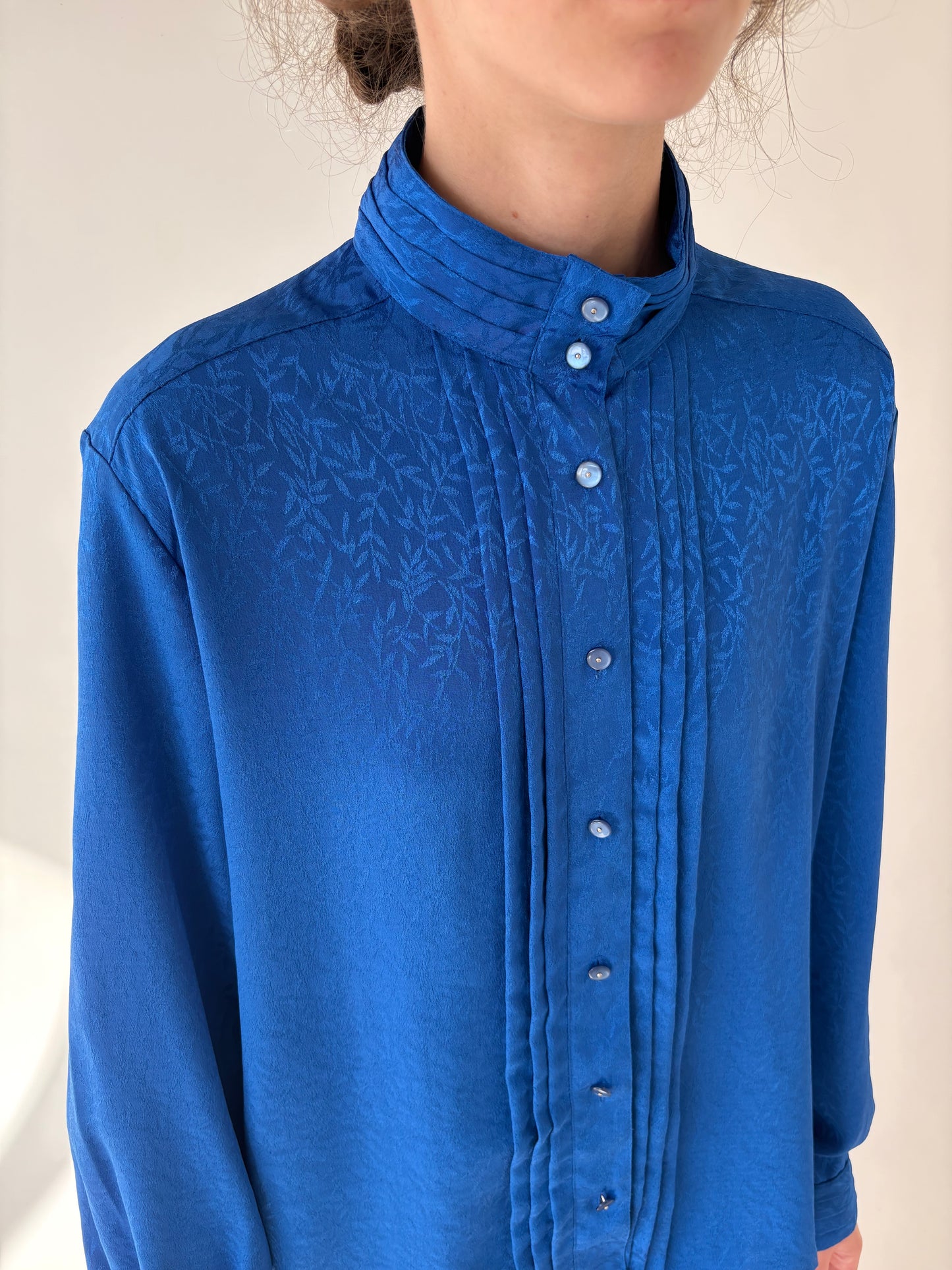Cămașa vintage din jacquard moale albastru regal cu pliseuri decorative