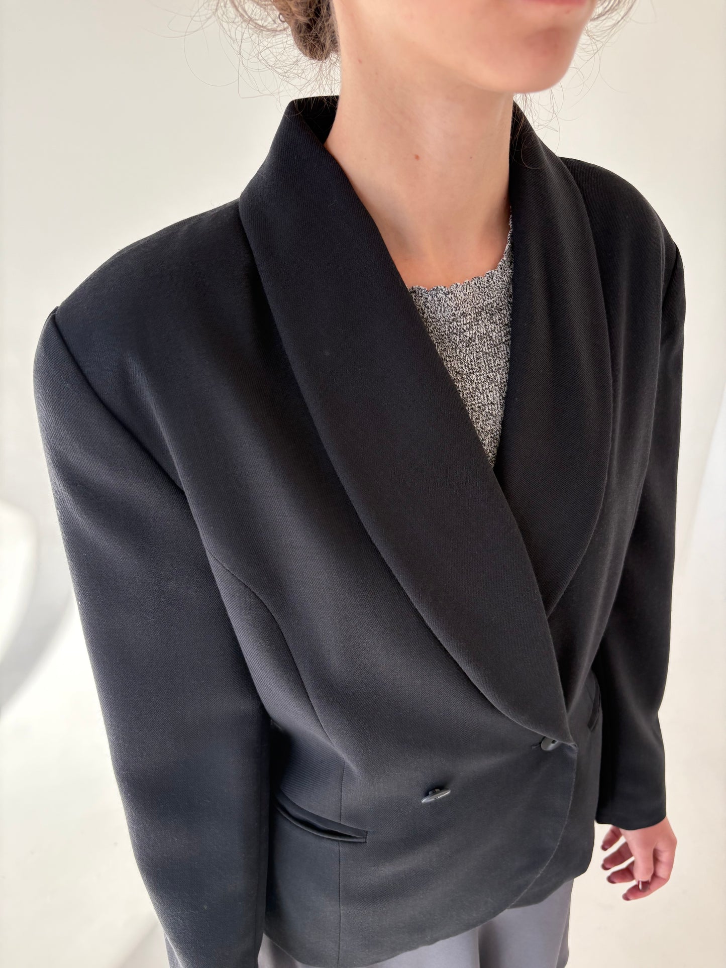 Sacou charcoal gray cu revere rotunjite cambrat din lana extrafina