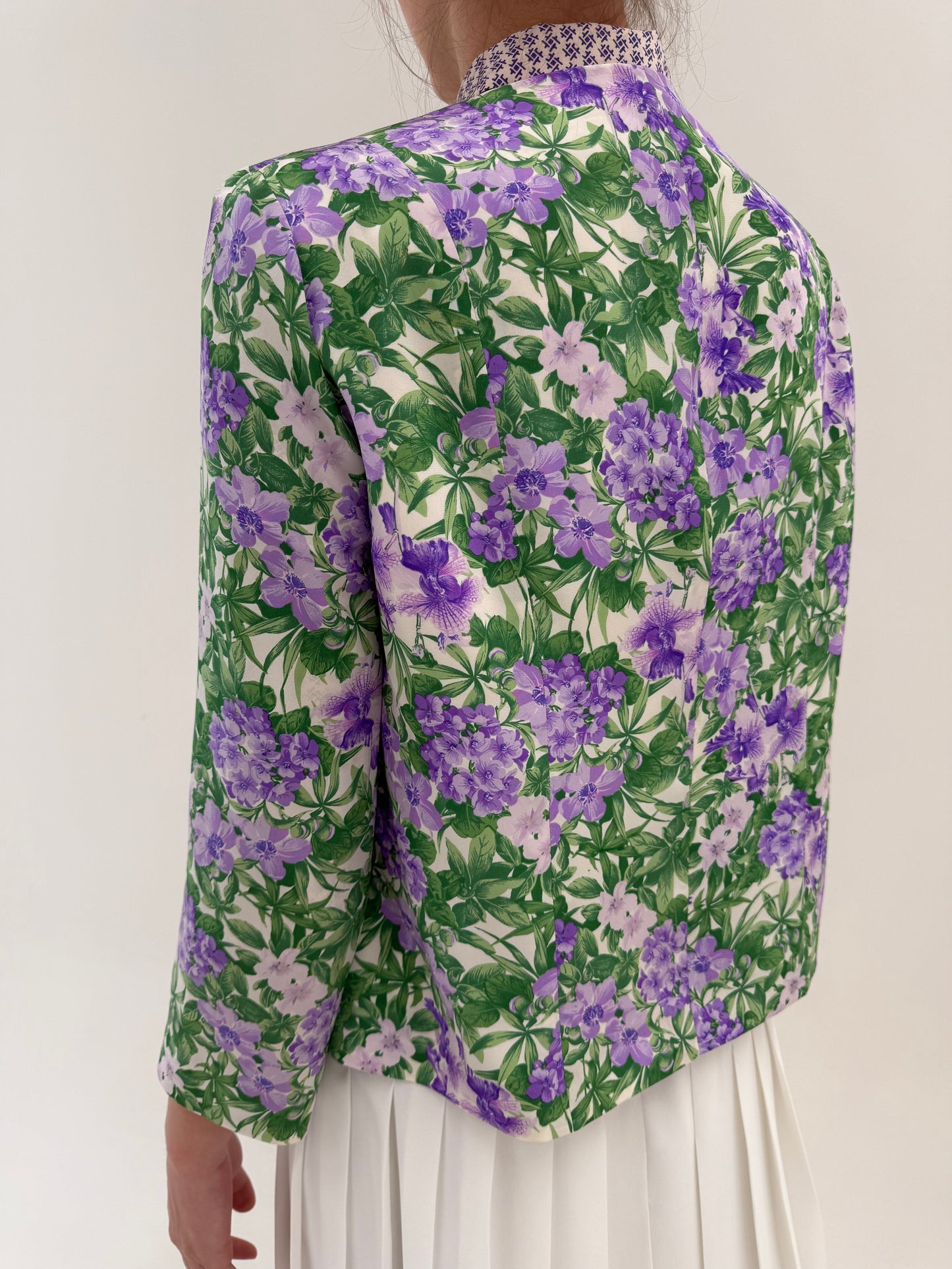 Sacou petite cu print floral superb din mătase naturală cu nasturi bijuterie aurii