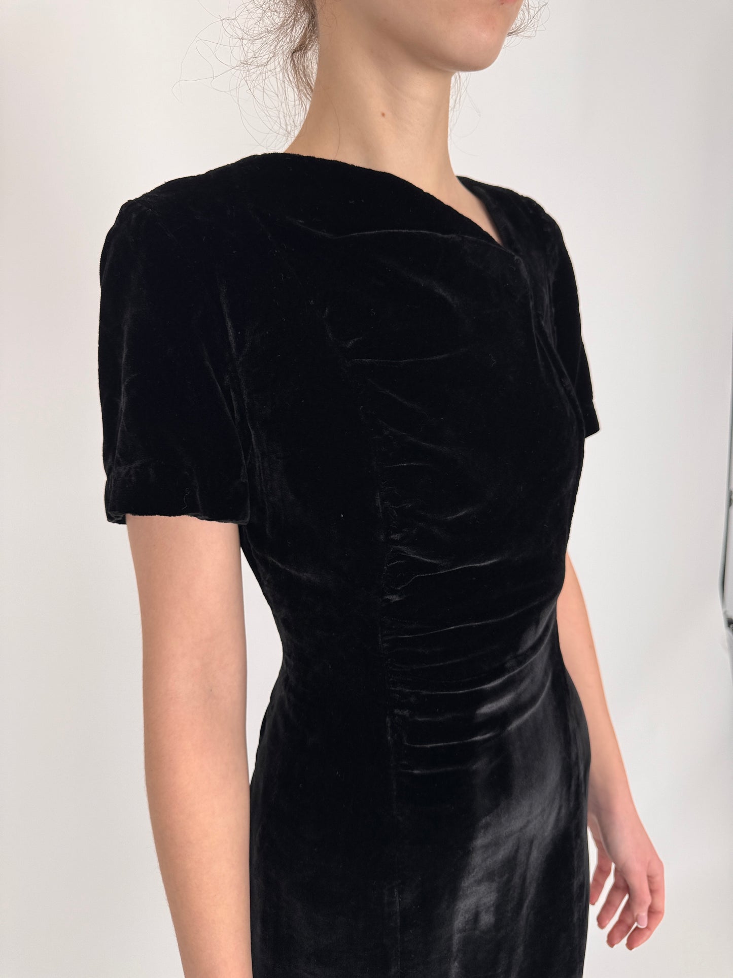 LBD vintage excepțională din catifea în croi de ani 40