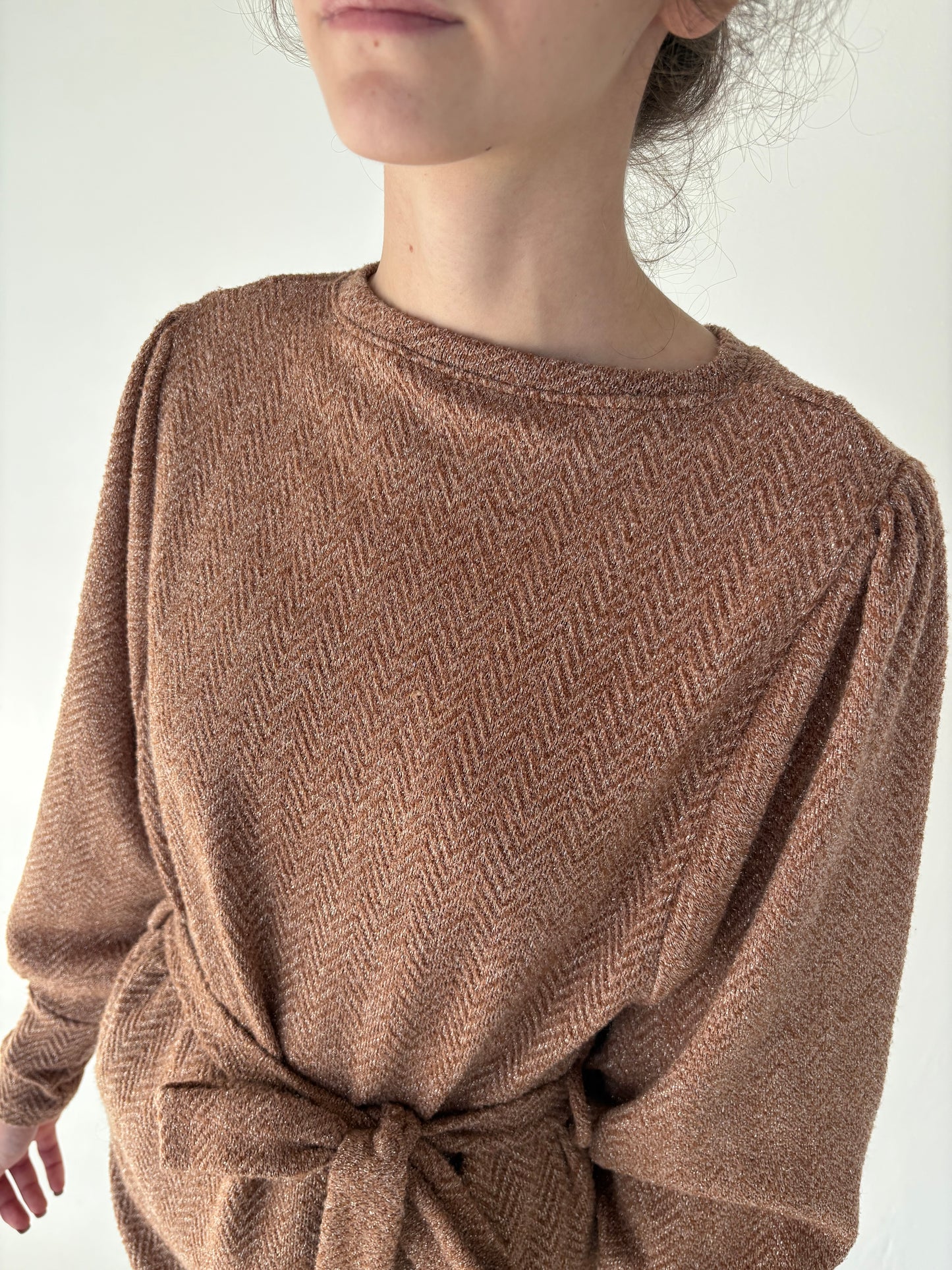 Rochie camel din tricot cu manșete ultra înaltă și inserții extrafine aurii