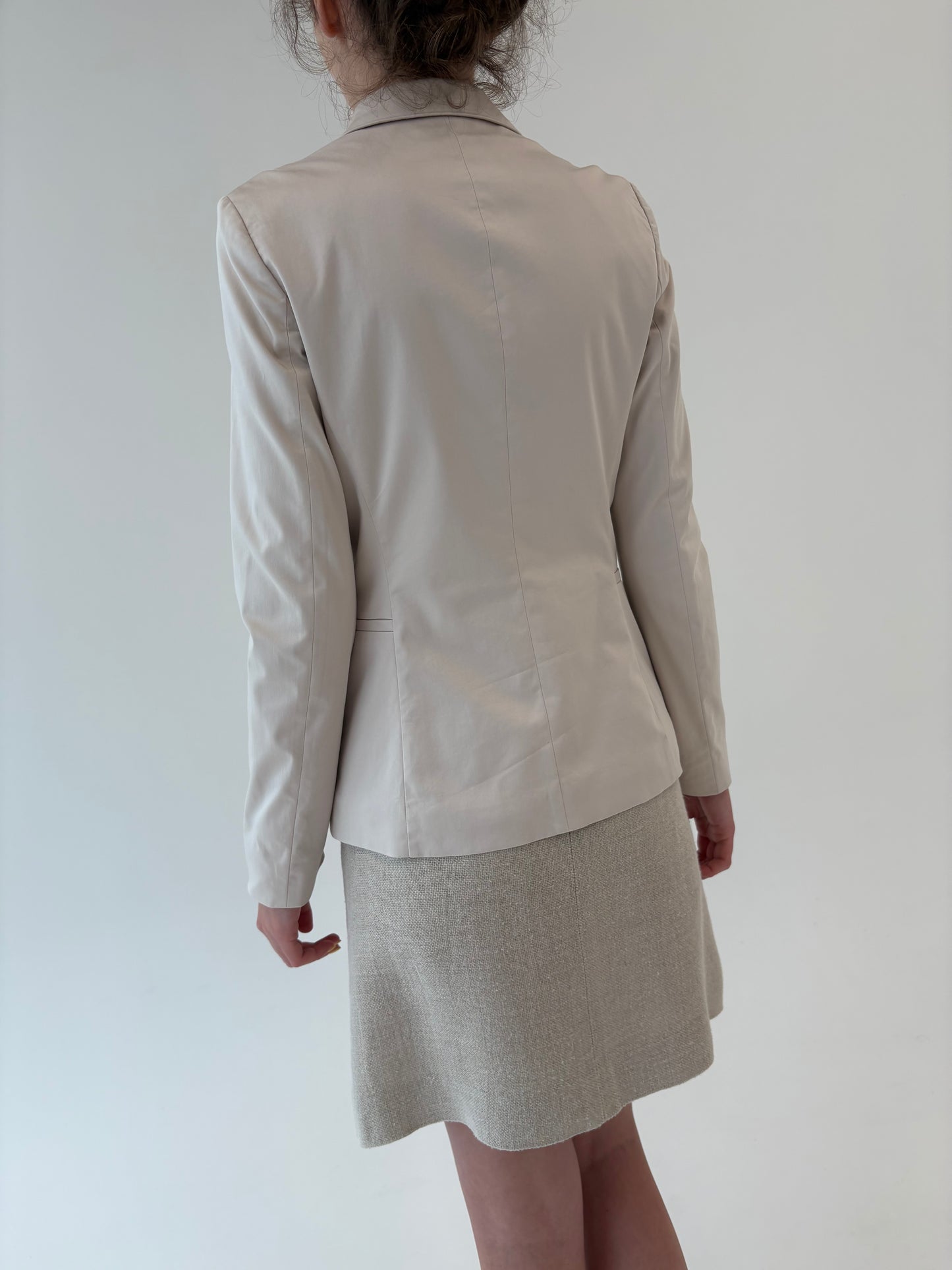 Sacou light nude Hugo Boss cambrat din bumbac ușor satinat și strech