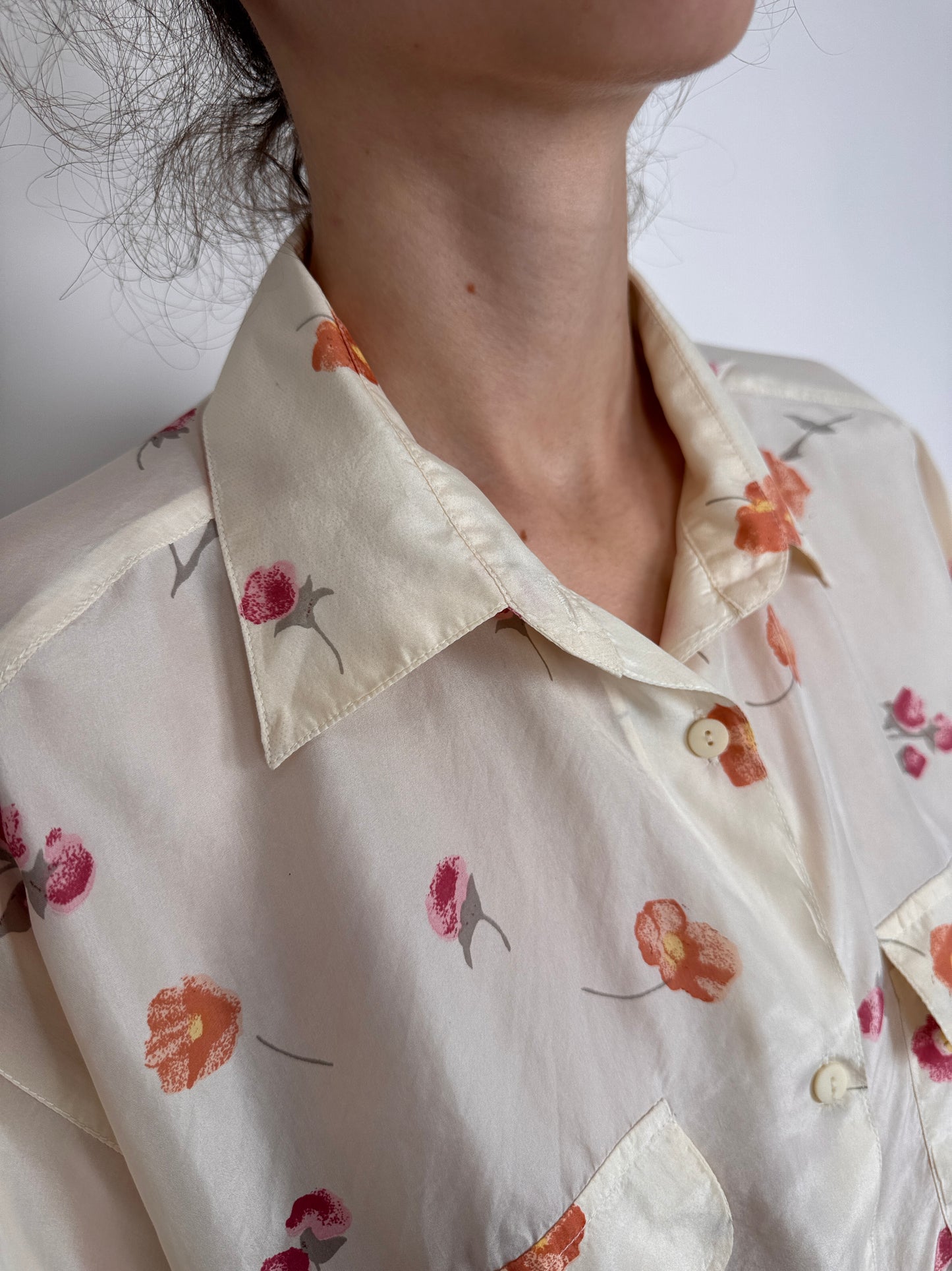 Cămașa din mătase naturală butter white cu print floral delicat